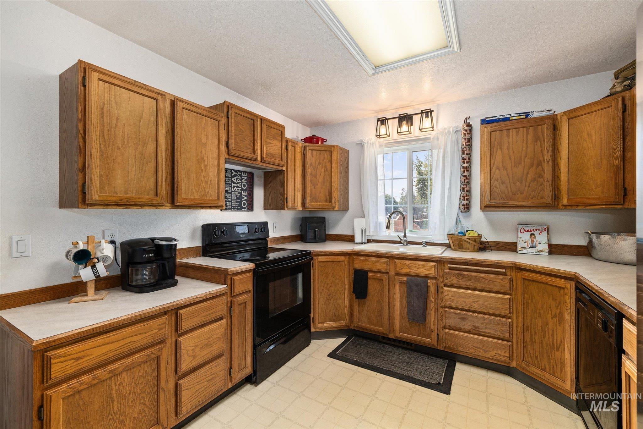 3971 W Sugar Creek Dr, Meridian, Idaho 83646, 3 Bedrooms, 2 Bathrooms, Residential For Sale, Price $415,500, 98997215