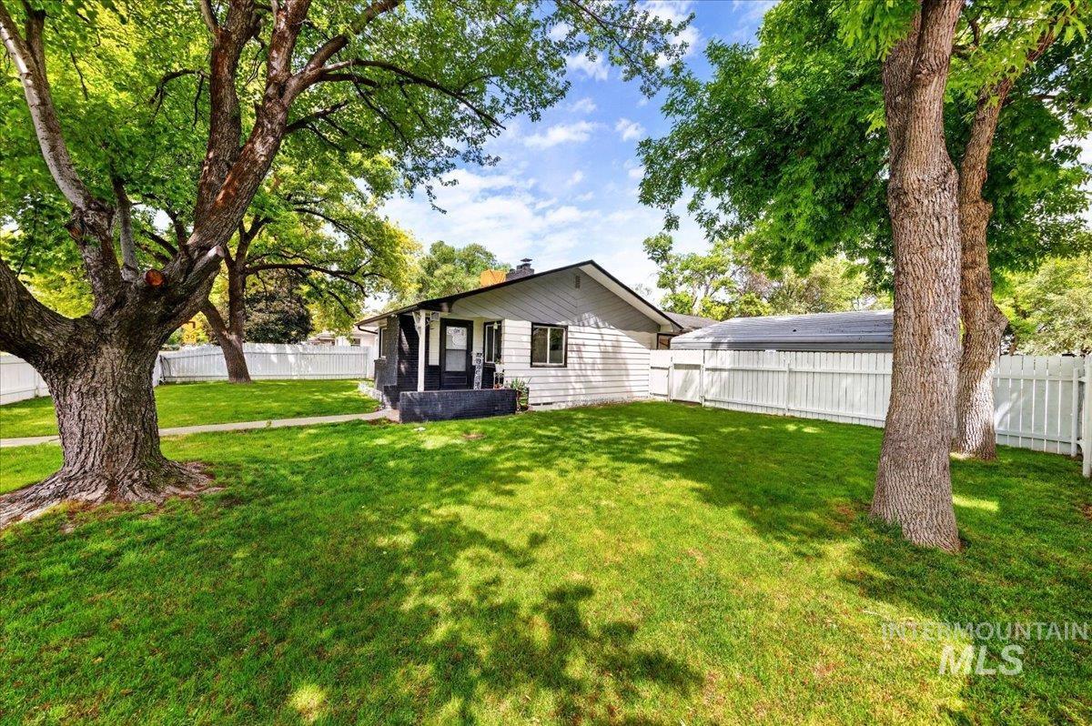 1220 E Amity Ave, Nampa, Idaho 83686, 5 Bedrooms, 2 Bathrooms, Residential For Sale, Price $459,999, 98997221