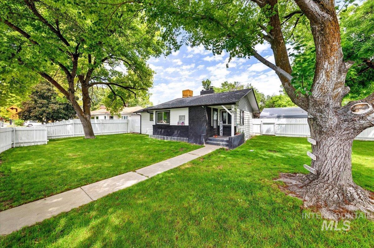1220 E Amity Ave, Nampa, Idaho 83686, 5 Bedrooms, 2 Bathrooms, Residential For Sale, Price $459,999, 98997221