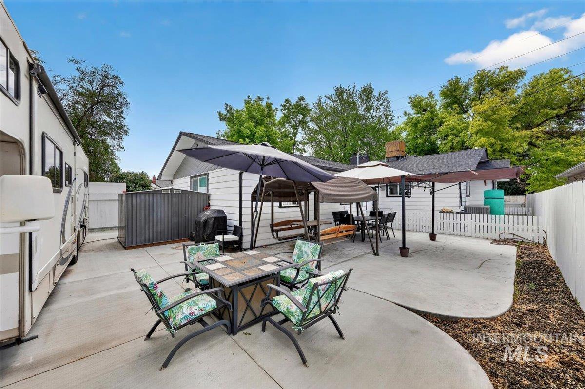 1220 E Amity Ave, Nampa, Idaho 83686, 5 Bedrooms, 2 Bathrooms, Residential For Sale, Price $459,999, 98997221