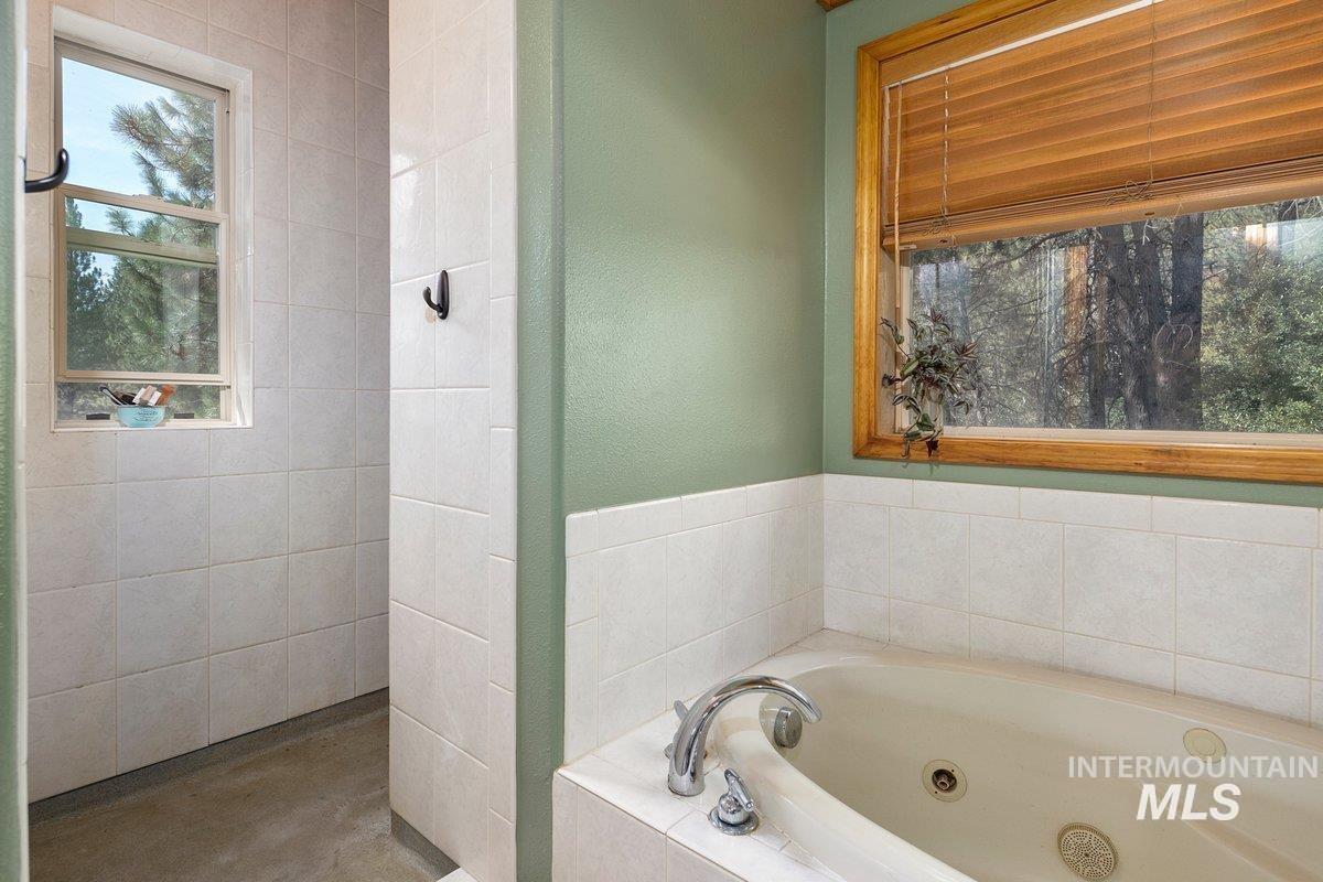 10 Scriver Creek Rd, Garden Valley, Idaho 83622, 4 Bedrooms, 3 Bathrooms, Residential For Sale, Price $1,199,900, 98997229