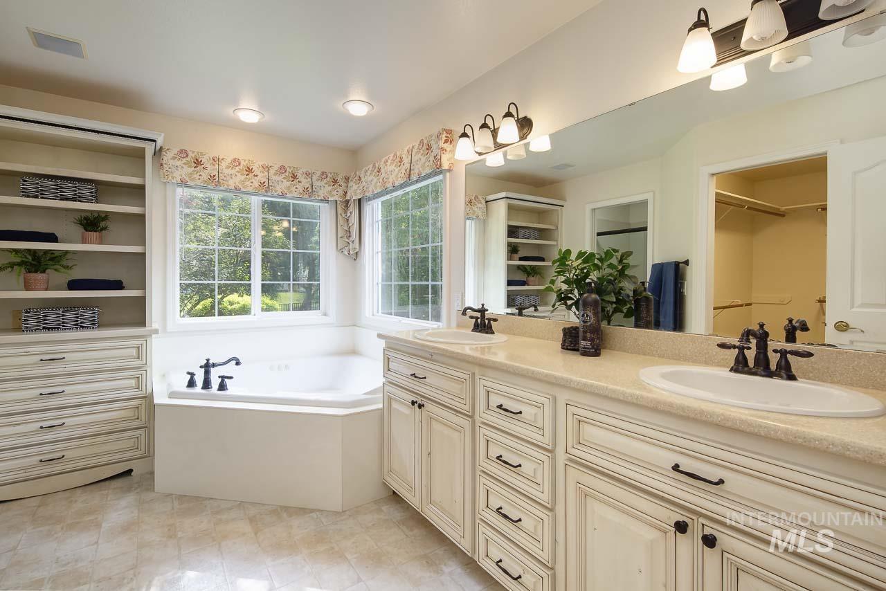 1409 S Middle Creek Ct, Nampa, Idaho 83686, 3 Bedrooms, 2 Bathrooms, Residential For Sale, Price $485,000, 98997234