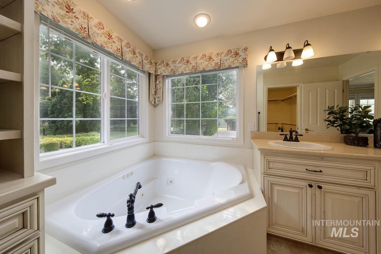 1409 S Middle Creek Ct, Nampa, Idaho 83686, 3 Bedrooms, 2 Bathrooms, Residential For Sale, Price $485,000, 98997234