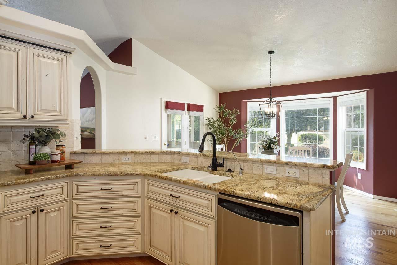 1409 S Middle Creek Ct, Nampa, Idaho 83686, 3 Bedrooms, 2 Bathrooms, Residential For Sale, Price $485,000, 98997234