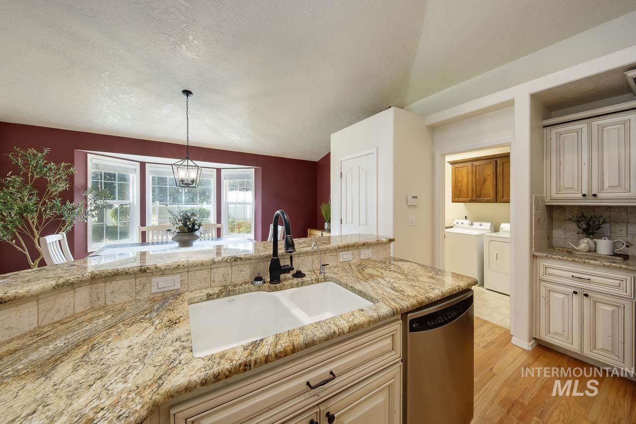 1409 S Middle Creek Ct, Nampa, Idaho 83686, 3 Bedrooms, 2 Bathrooms, Residential For Sale, Price $485,000, 98997234