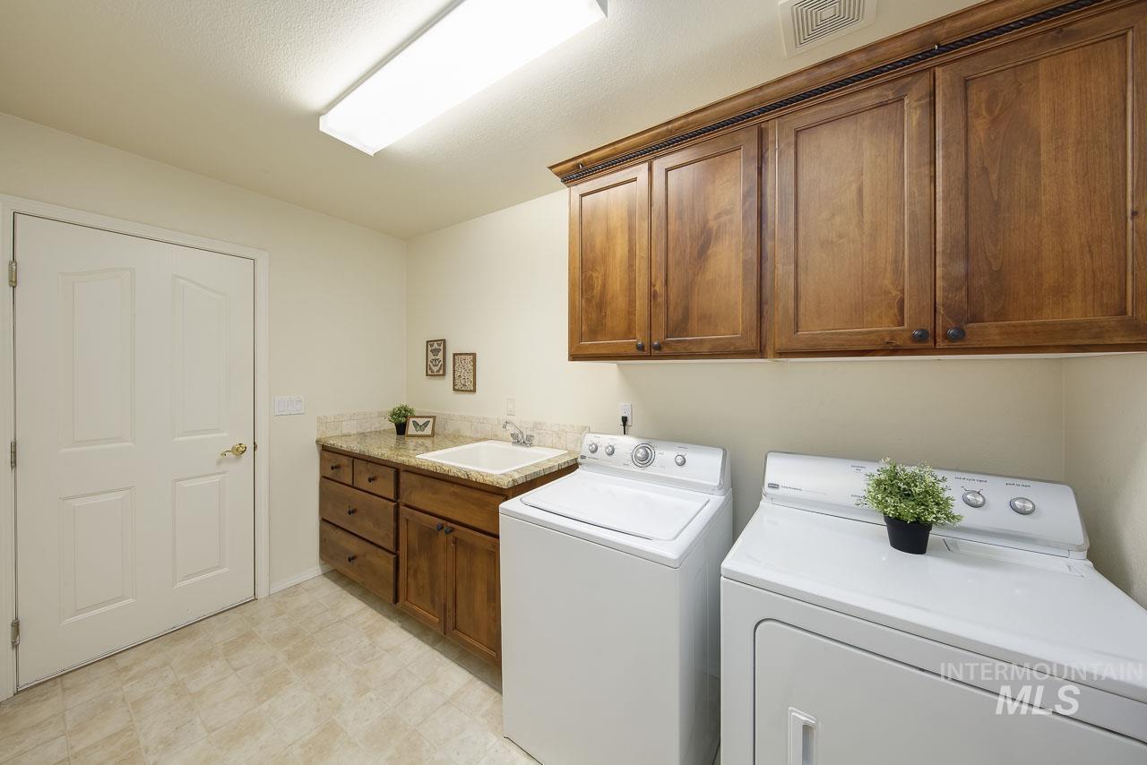1409 S Middle Creek Ct, Nampa, Idaho 83686, 3 Bedrooms, 2 Bathrooms, Residential For Sale, Price $485,000, 98997234