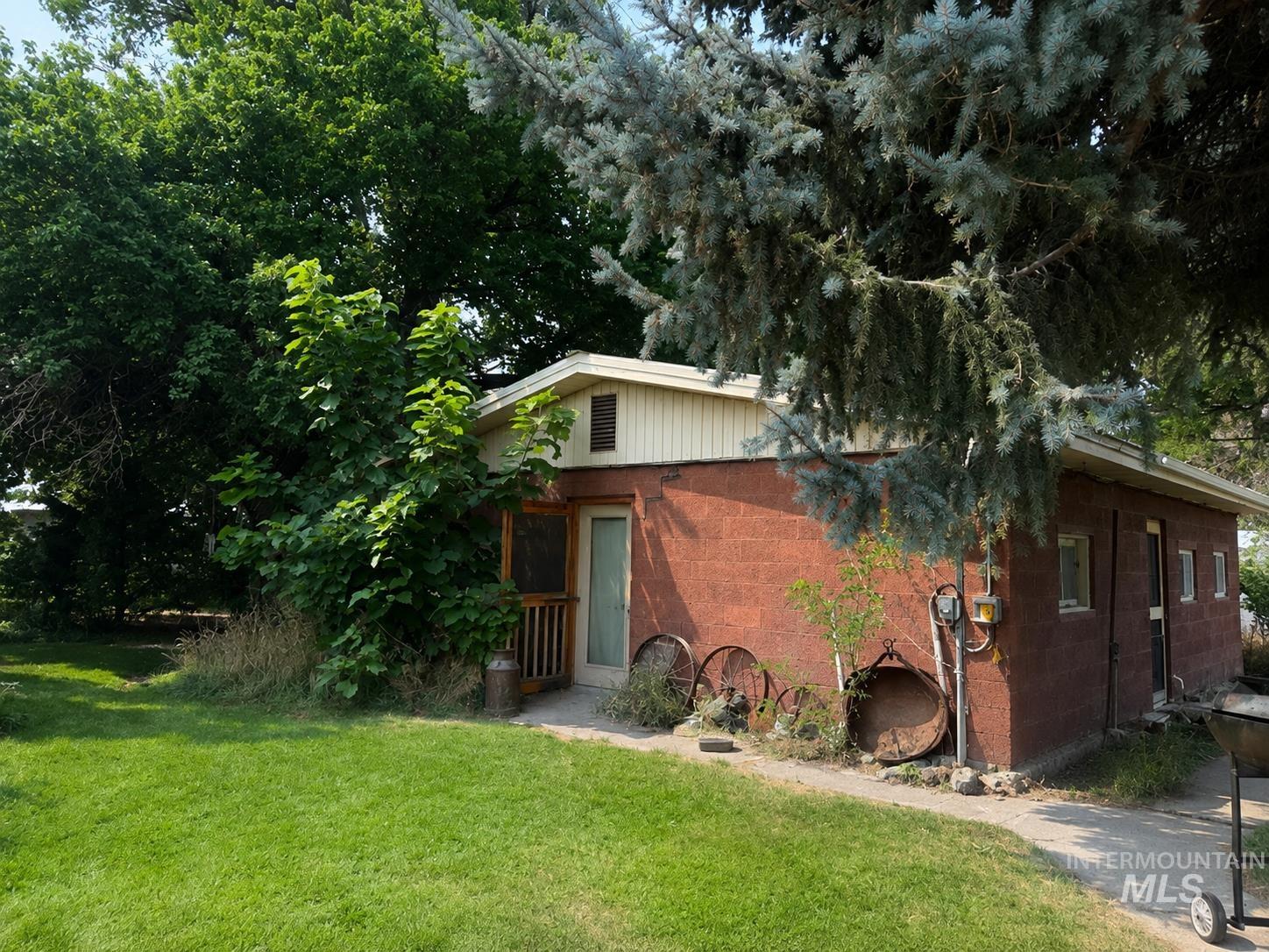 377 S Davis Rd, Hammett, Idaho 83627, 2 Bedrooms, 1 Bathroom, Residential For Sale, Price $260,000, 98997236