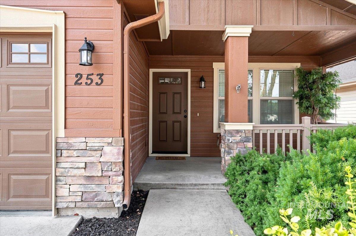 253 E Indian Rocks Ct, Meridian, Idaho 83646, 3 Bedrooms, 2 Bathrooms, Residential For Sale, Price $415,000, 98997238