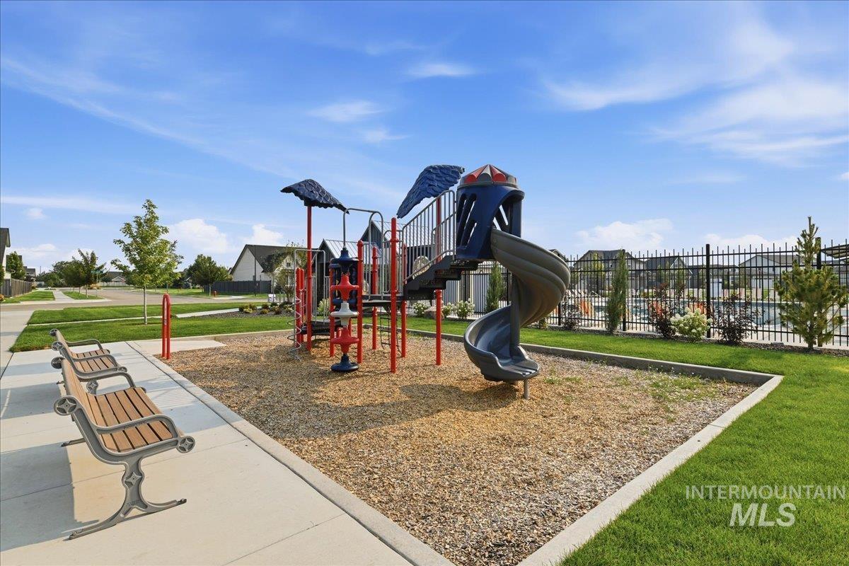 10385 Loneleaf Drive, Nampa, Idaho 83687, 3 Bedrooms, 2 Bathrooms, Residential For Sale, Price $539,900,MLS 98997240