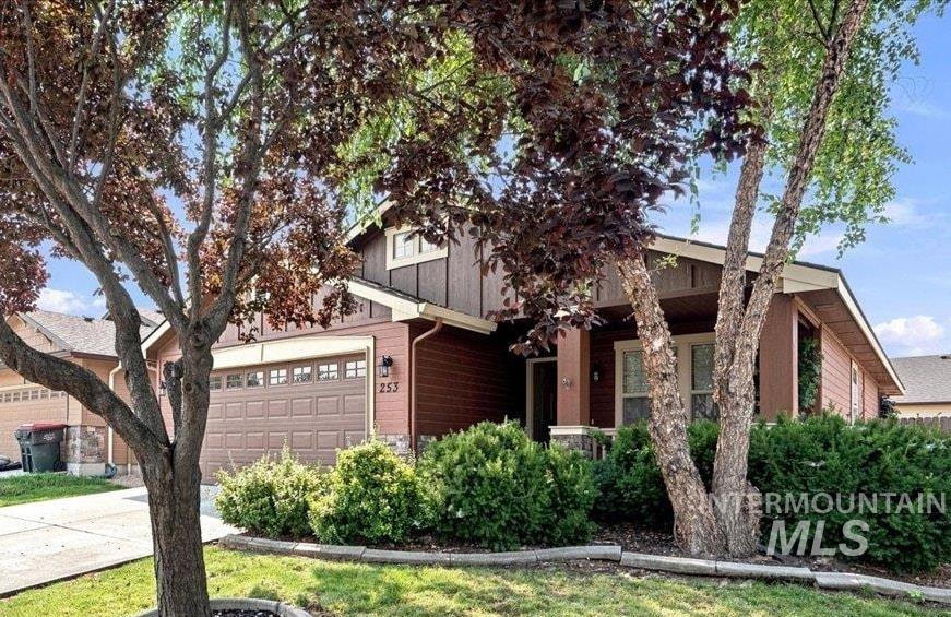 253 E Indian Rocks Ct, Meridian, Idaho 83646, 3 Bedrooms, 2 Bathrooms, Residential Income For Sale, Price $415,000,MLS 98997245