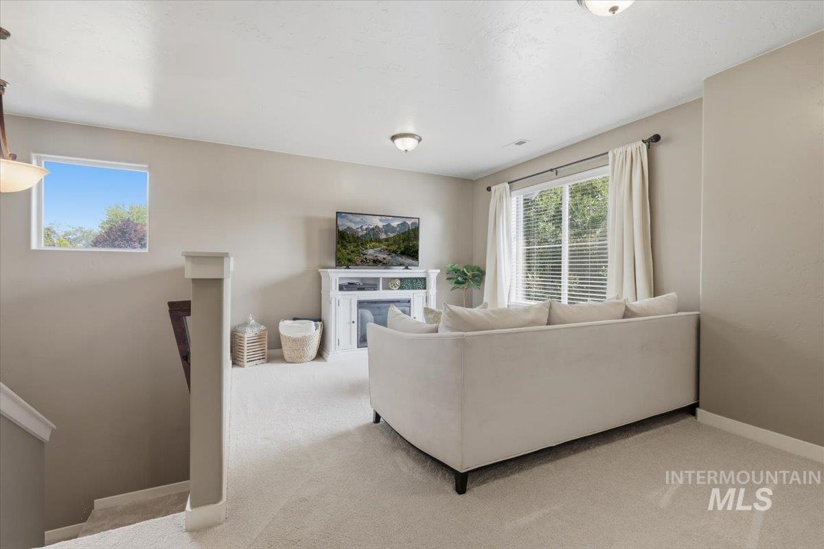 1181 W Creekbury Dr, Meridian, Idaho 83646, 4 Bedrooms, 2.5 Bathrooms, Residential For Sale, Price $570,000, 98997249