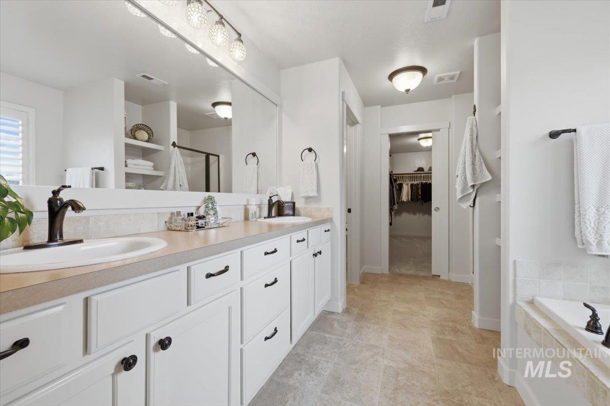 1181 W Creekbury Dr, Meridian, Idaho 83646, 4 Bedrooms, 2.5 Bathrooms, Residential For Sale, Price $570,000, 98997249