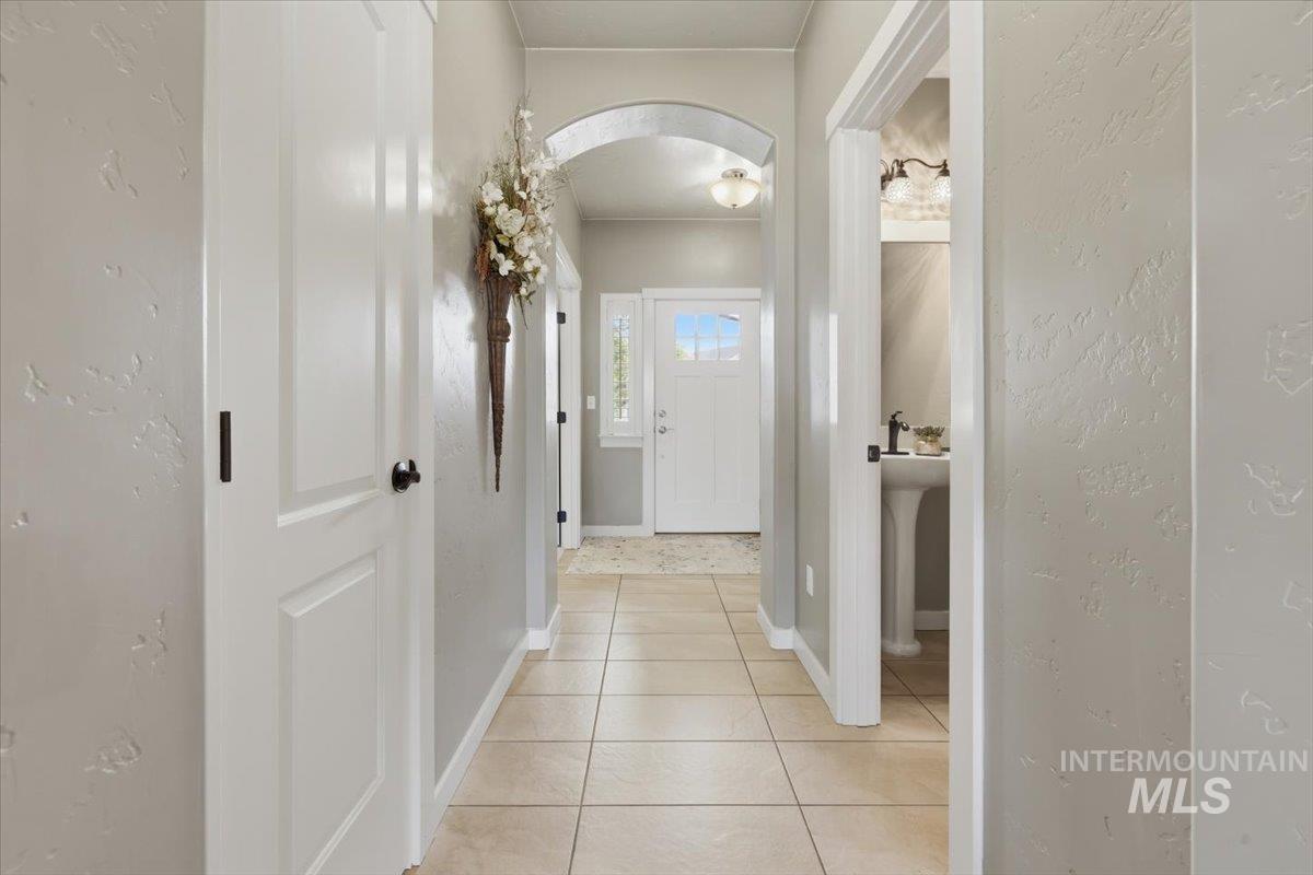 1181 W Creekbury Dr, Meridian, Idaho 83646, 4 Bedrooms, 2.5 Bathrooms, Residential For Sale, Price $570,000, 98997249