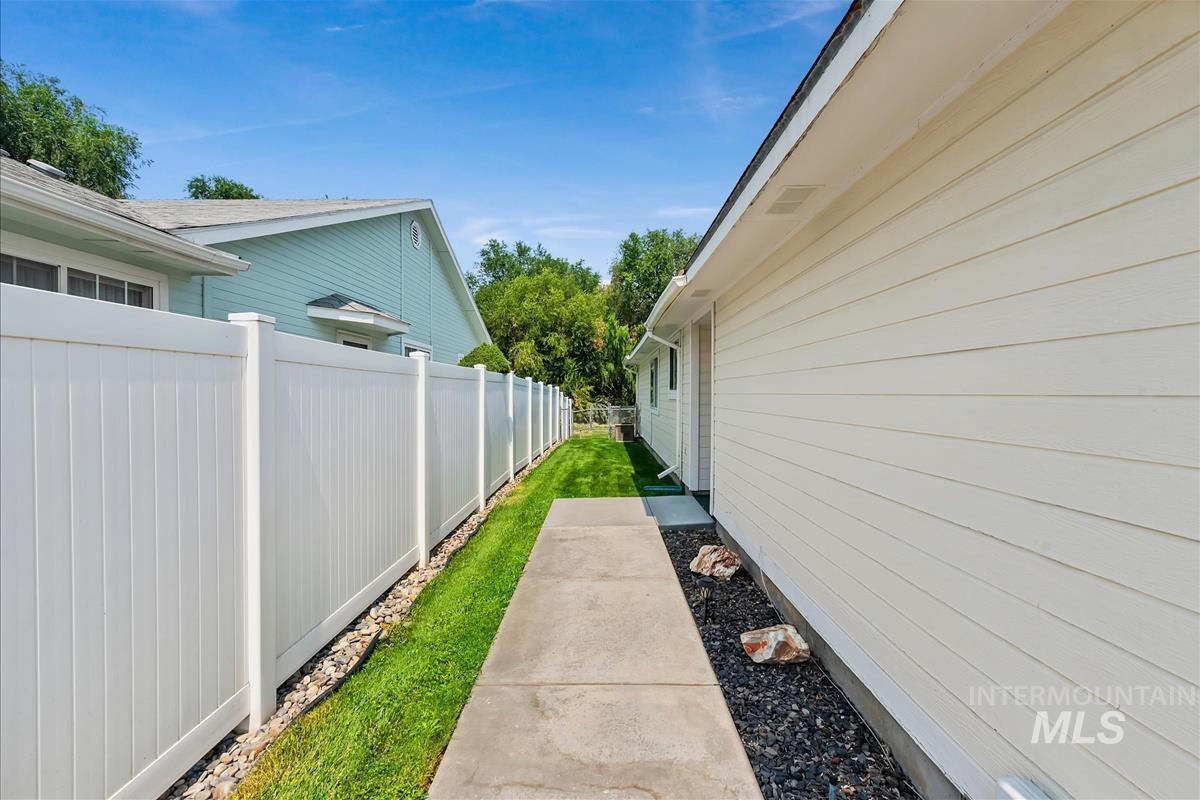 124 South Valley Dr, Nampa, Idaho 83686, 2 Bedrooms, 2 Bathrooms, Residential For Sale, Price $320,000, 98997253