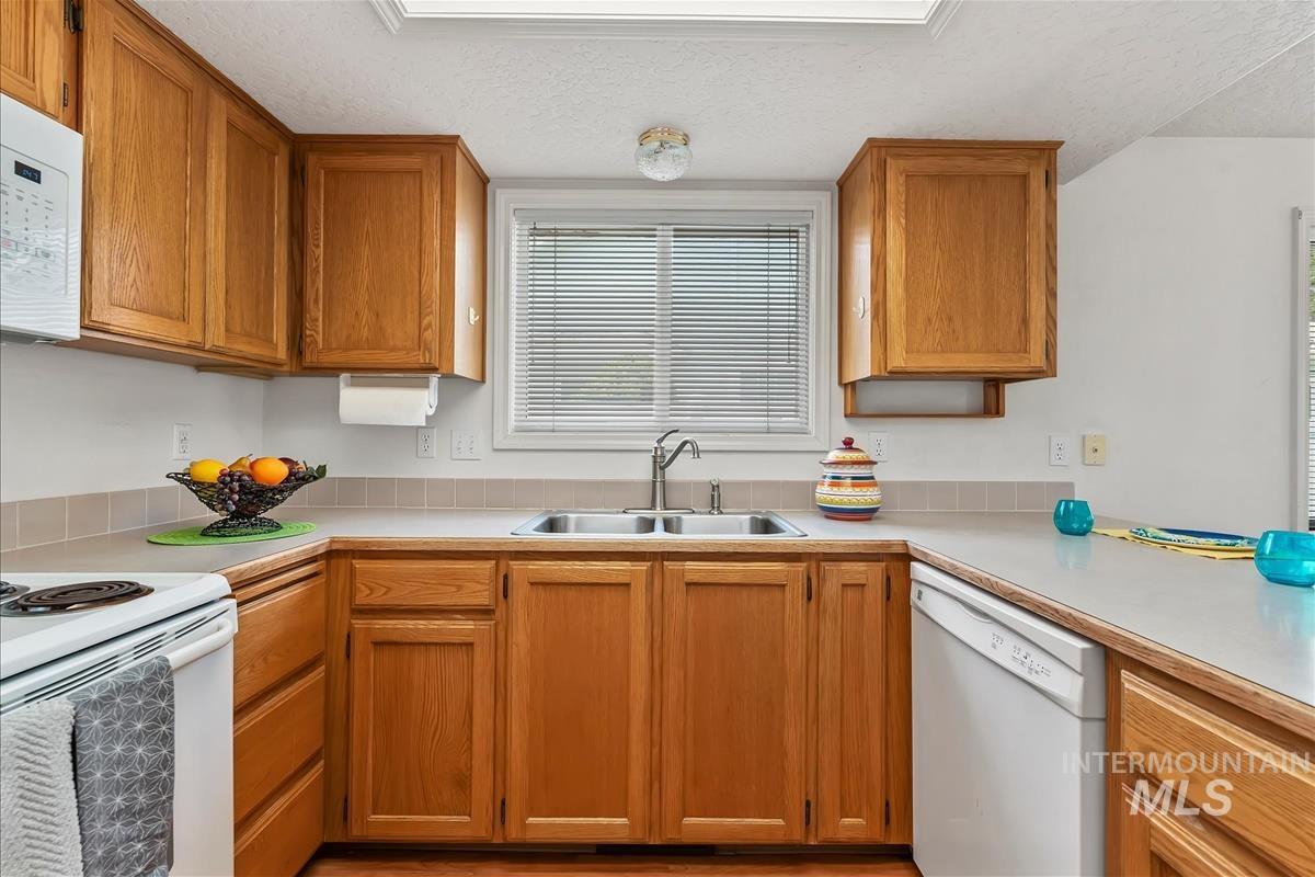 124 South Valley Dr, Nampa, Idaho 83686, 2 Bedrooms, 2 Bathrooms, Residential For Sale, Price $320,000, 98997253