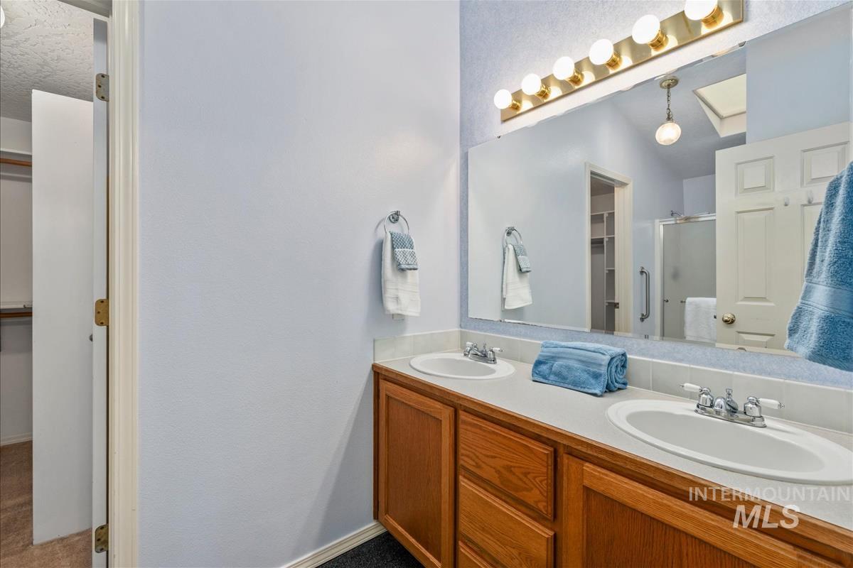 124 South Valley Dr, Nampa, Idaho 83686, 2 Bedrooms, 2 Bathrooms, Residential For Sale, Price $320,000, 98997253
