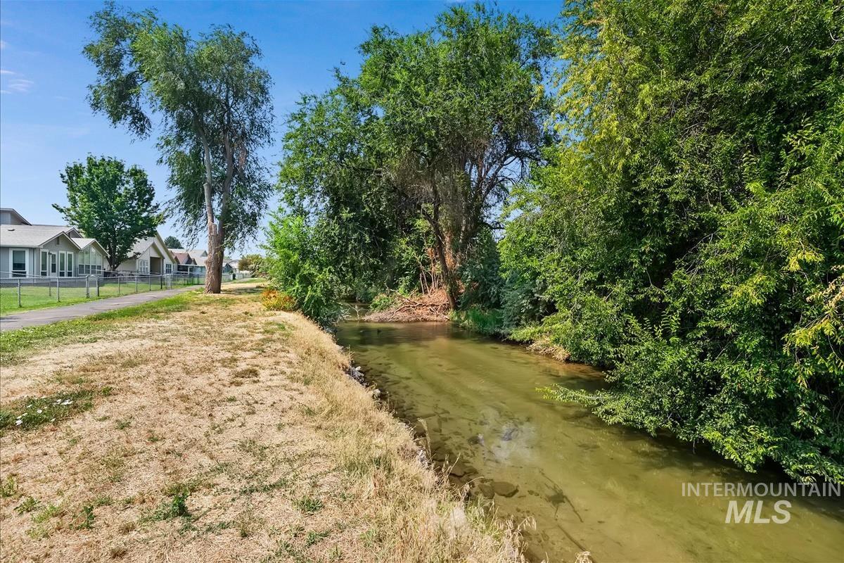124 South Valley Dr, Nampa, Idaho 83686, 2 Bedrooms, 2 Bathrooms, Residential For Sale, Price $320,000, 98997253