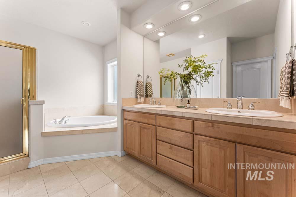 2266 N Hickory Way, Meridian, Idaho 83646, 4 Bedrooms, 3.5 Bathrooms, Residential For Sale, Price $650,000, 98997255