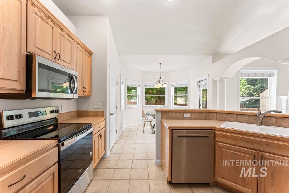 2266 N Hickory Way, Meridian, Idaho 83646, 4 Bedrooms, 3.5 Bathrooms, Residential For Sale, Price $650,000, 98997255