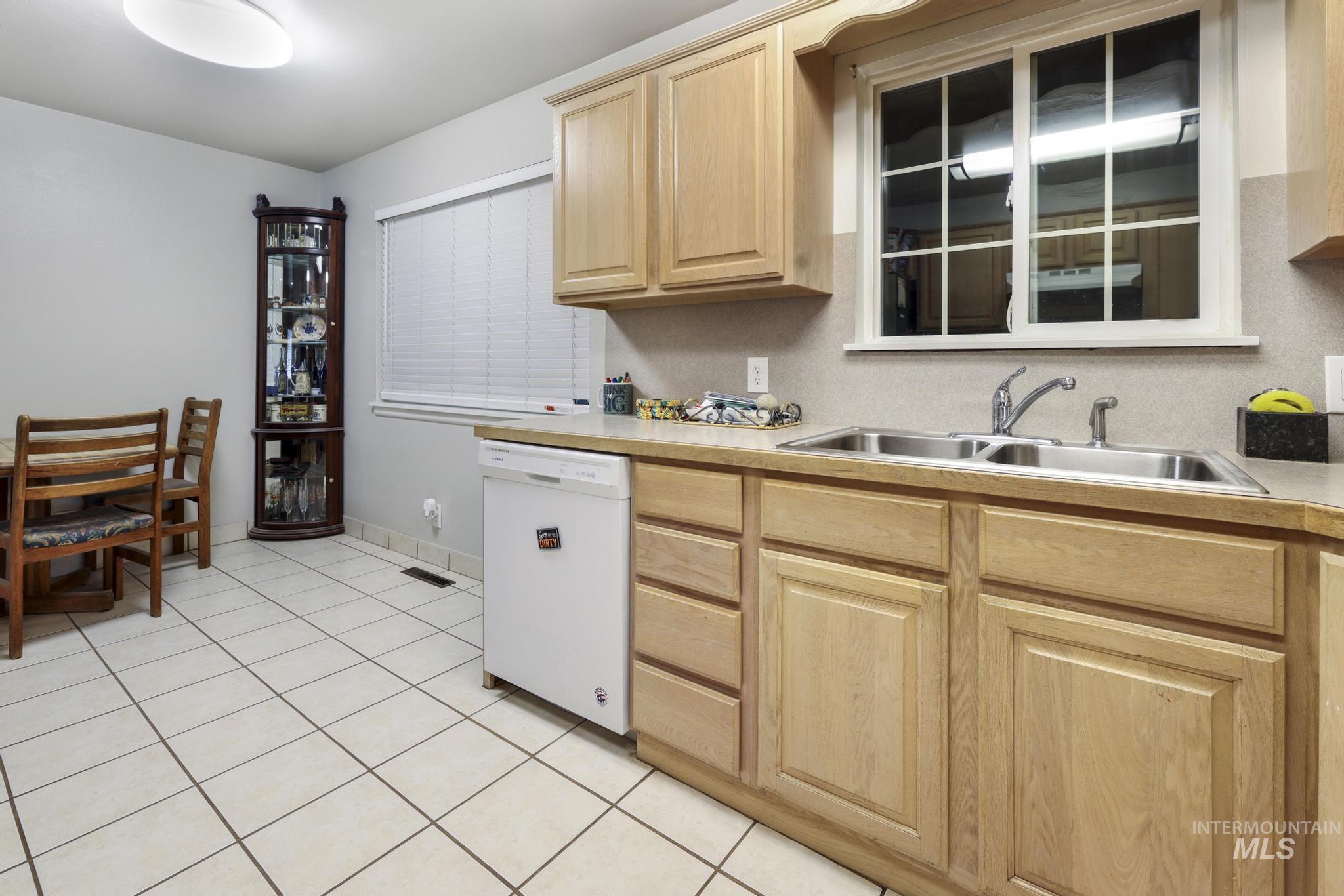 943 Del Mar Drive, Twin Falls, Idaho 83301, 3 Bedrooms, 1.5 Bathrooms, Residential For Sale, Price $299,900, 98997259