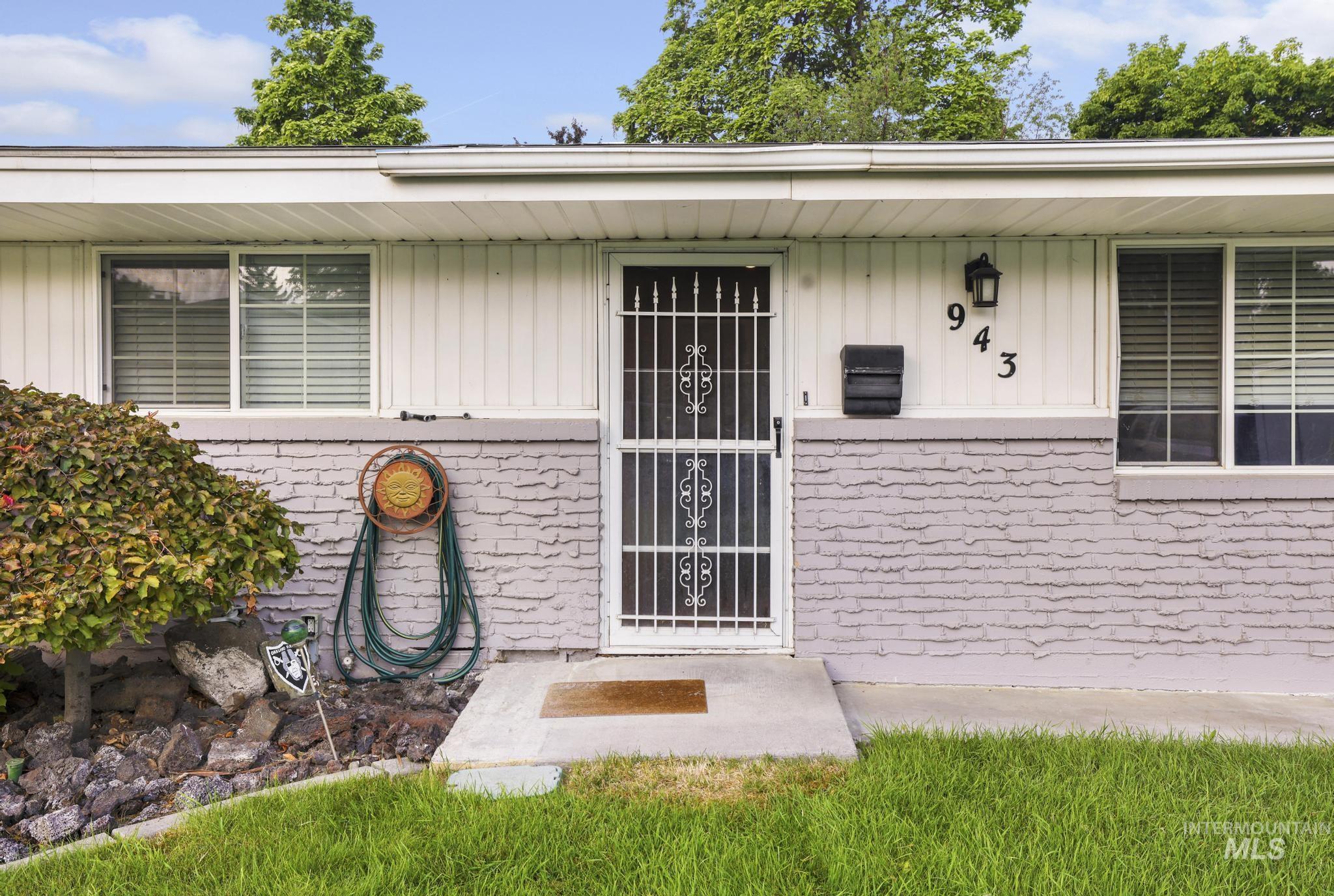 943 Del Mar Drive, Twin Falls, Idaho 83301, 3 Bedrooms, 1.5 Bathrooms, Residential For Sale, Price $299,900, 98997259