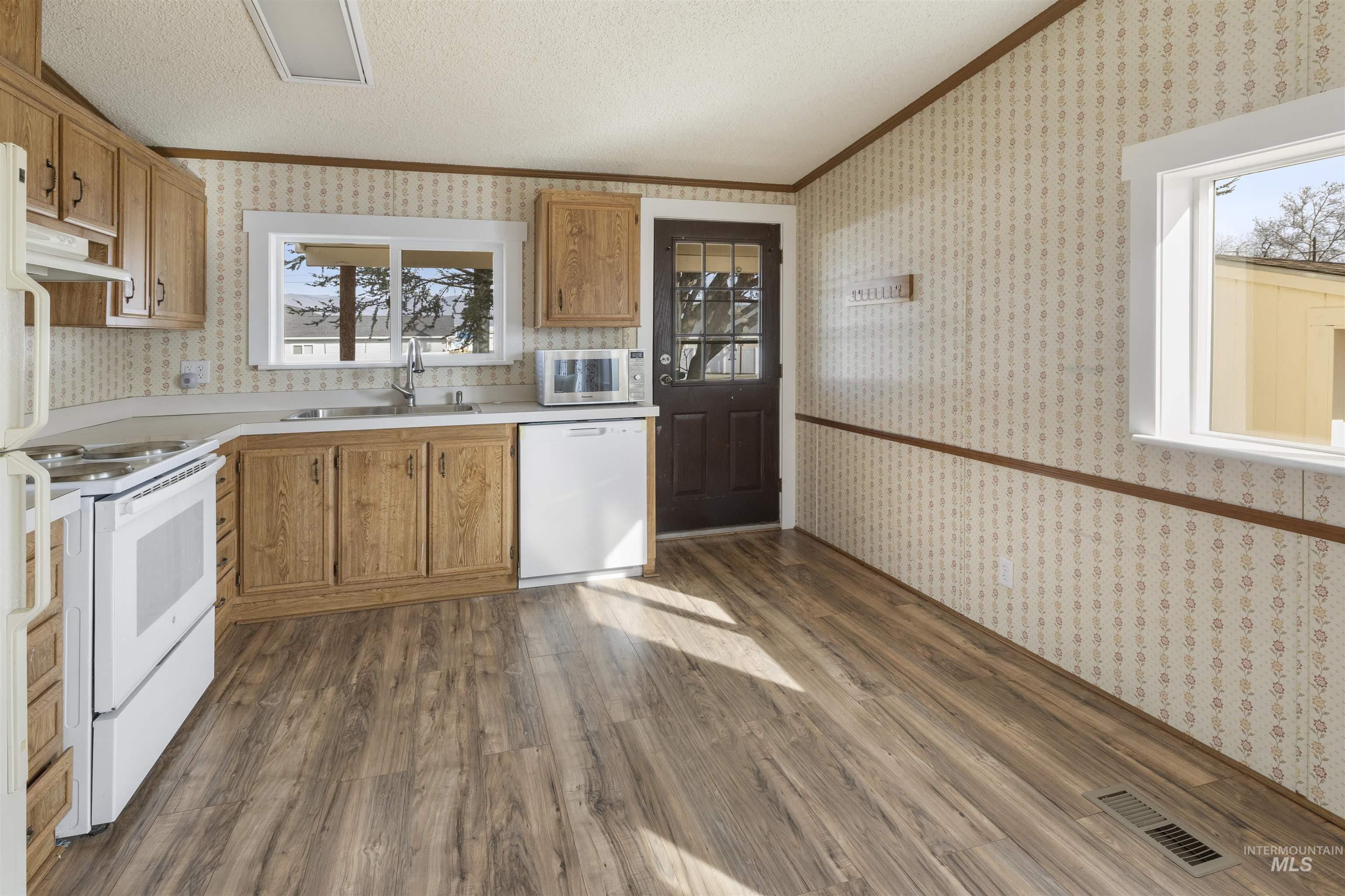 2015 6TH AVENUE #102, Clarkston, Washington 99403, 2 Bedrooms, 1 Bathroom, Residential For Sale, Price $65,000, 98997267