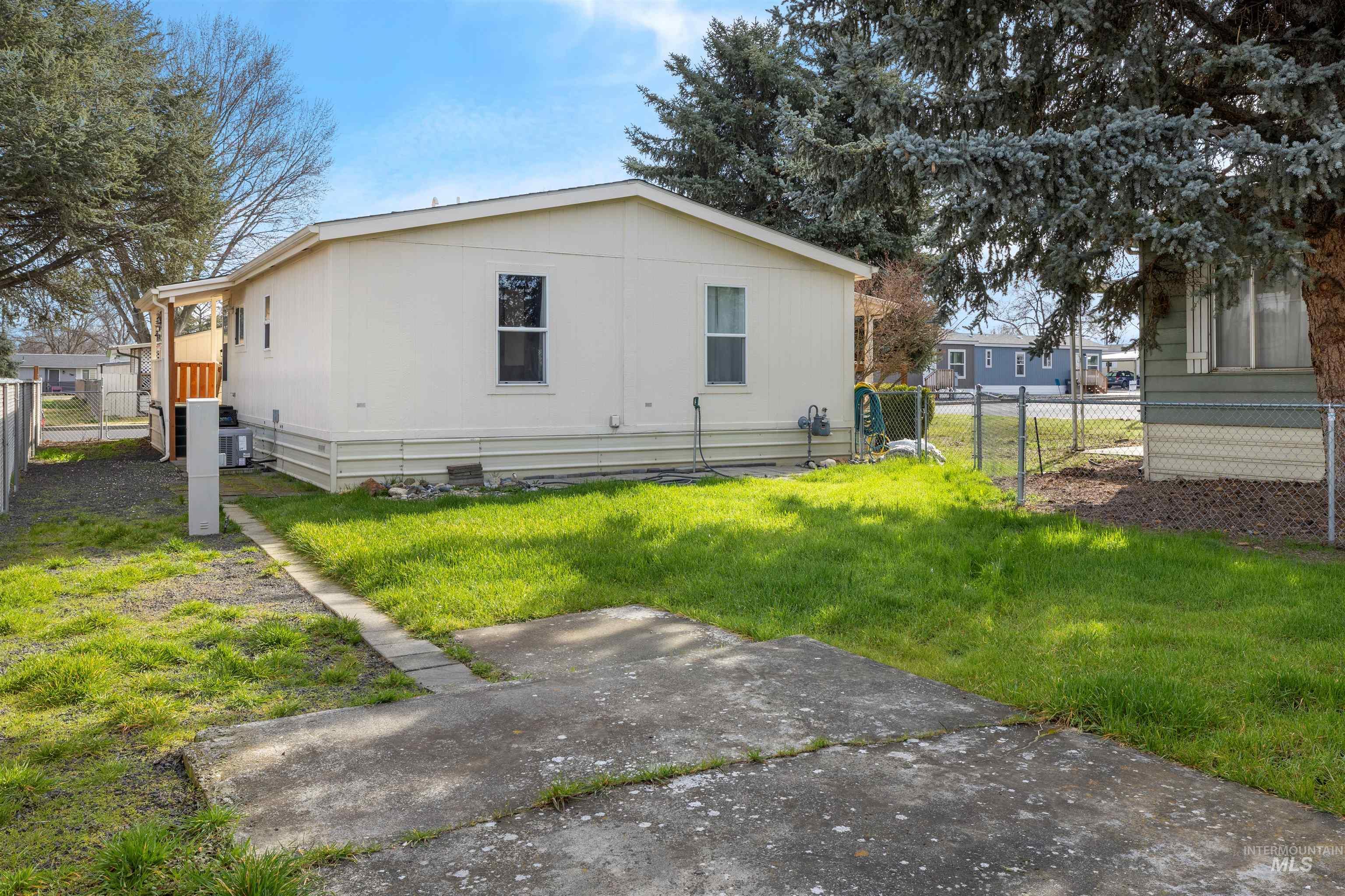 2015 6TH AVENUE #102, Clarkston, Washington 99403, 2 Bedrooms, 1 Bathroom, Residential For Sale, Price $65,000, 98997267