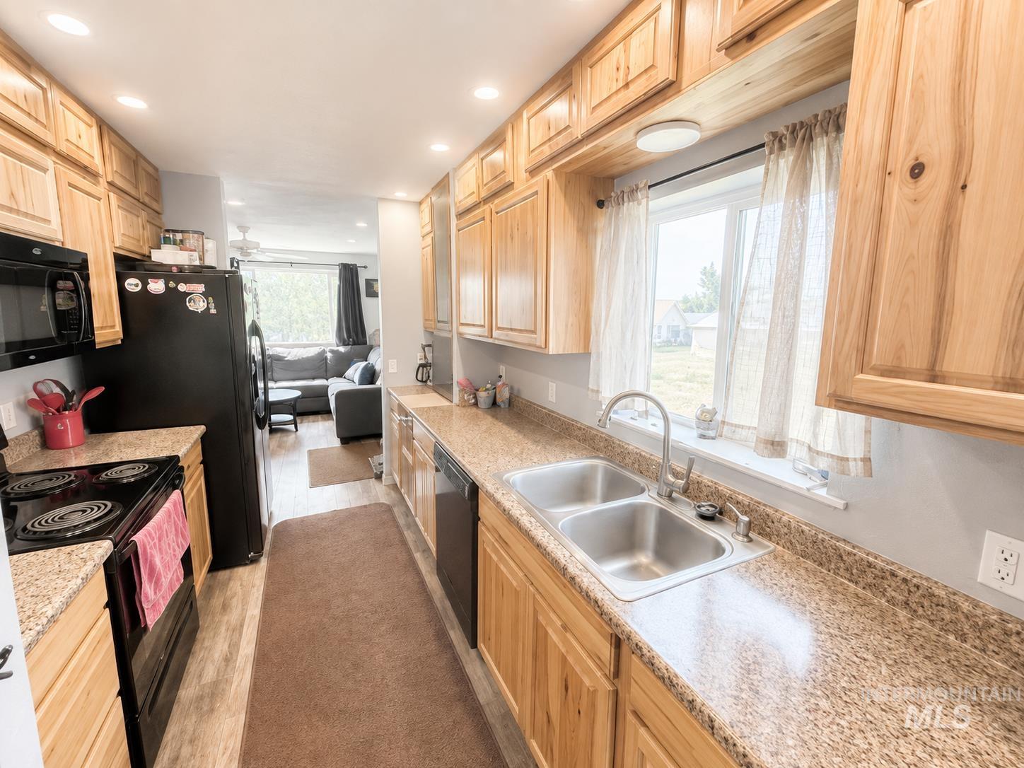 578 E 4th Ave, Glenns Ferry, Idaho 83623, 3 Bedrooms, 2 Bathrooms, Residential For Sale, Price $295,000, 98997275