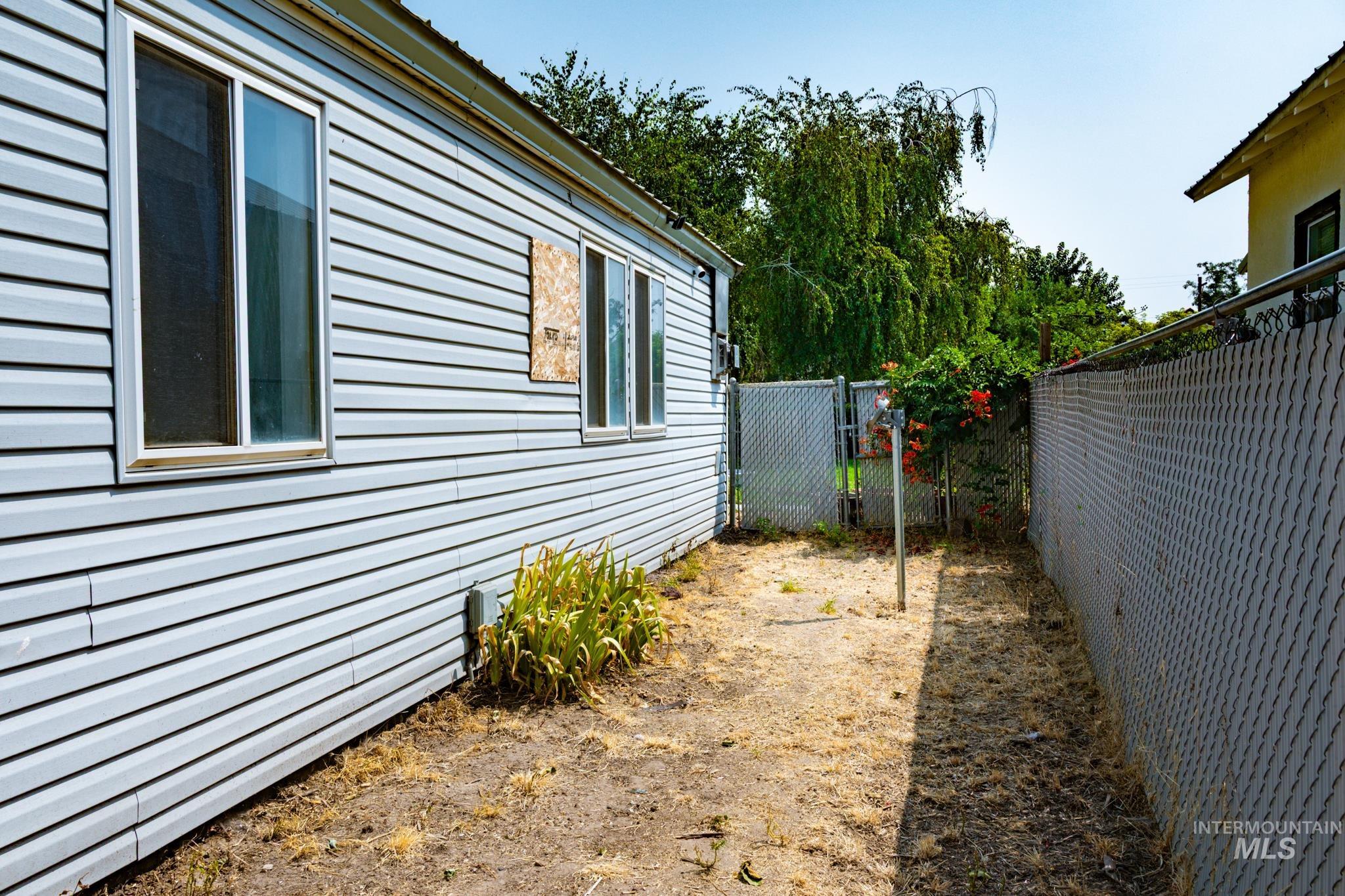 729 NW 2nd St, Ontario, Oregon 97914, 3 Bedrooms, 1 Bathroom, Residential For Sale, Price $239,000, 98997279