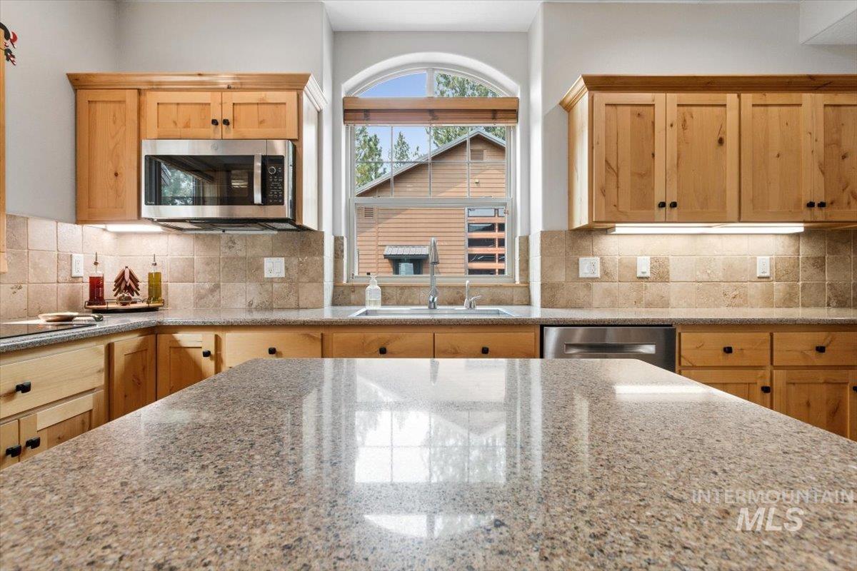 18 Creek Hollow Dr, Garden Valley, Idaho 83622, 3 Bedrooms, 2.5 Bathrooms, Residential For Sale, Price $1,499,000, 98997289
