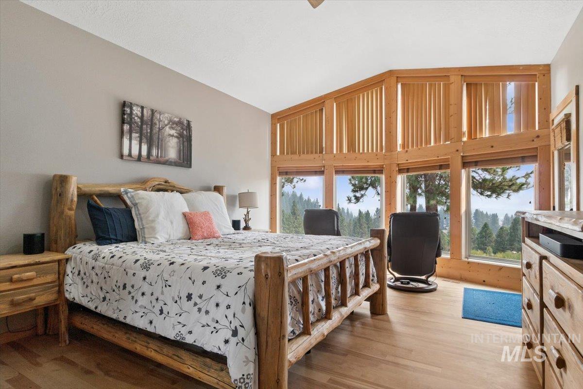 18 Creek Hollow Dr, Garden Valley, Idaho 83622, 3 Bedrooms, 2.5 Bathrooms, Residential For Sale, Price $1,499,000, 98997289