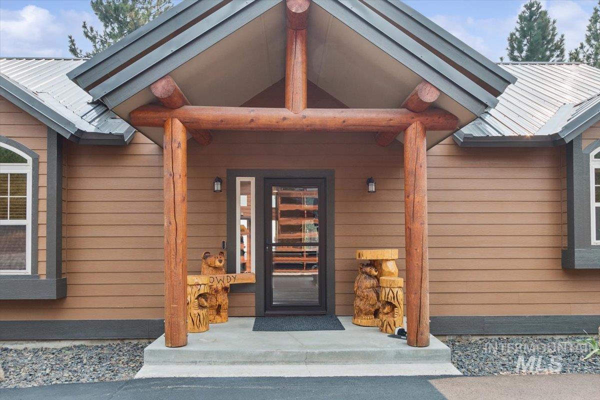 18 Creek Hollow Dr, Garden Valley, Idaho 83622, 3 Bedrooms, 2.5 Bathrooms, Residential For Sale, Price $1,499,000, 98997289