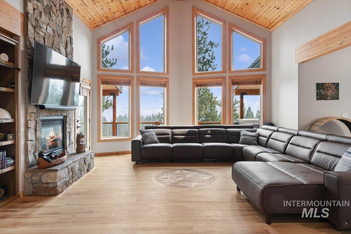 18 Creek Hollow Dr, Garden Valley, Idaho 83622, 3 Bedrooms, 2.5 Bathrooms, Residential For Sale, Price $1,499,000, 98997289