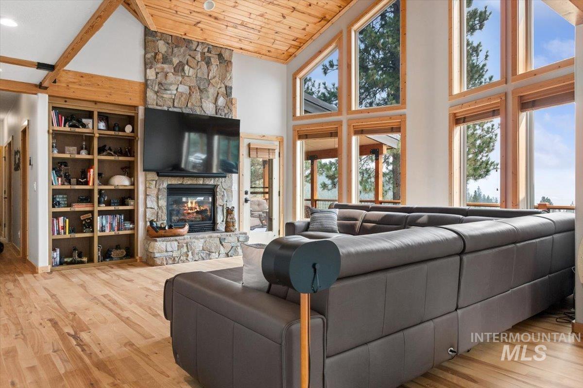 18 Creek Hollow Dr, Garden Valley, Idaho 83622, 3 Bedrooms, 2.5 Bathrooms, Residential For Sale, Price $1,499,000, 98997289