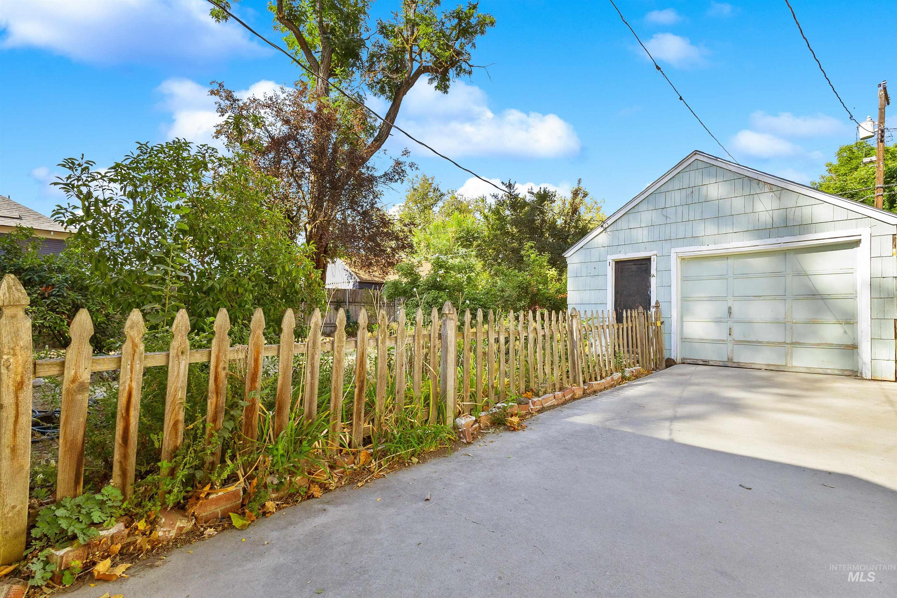 1525 S Longmont Ave, Boise, Idaho 83706, 2 Bedrooms, 1 Bathroom, Residential For Sale, Price $449,900,MLS 98997302