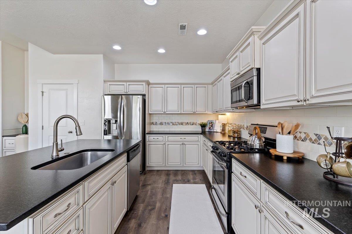 1496 E Strauss, Meridian, Idaho 83646, 4 Bedrooms, 2 Bathrooms, Residential For Sale, Price $589,900,MLS 98997305