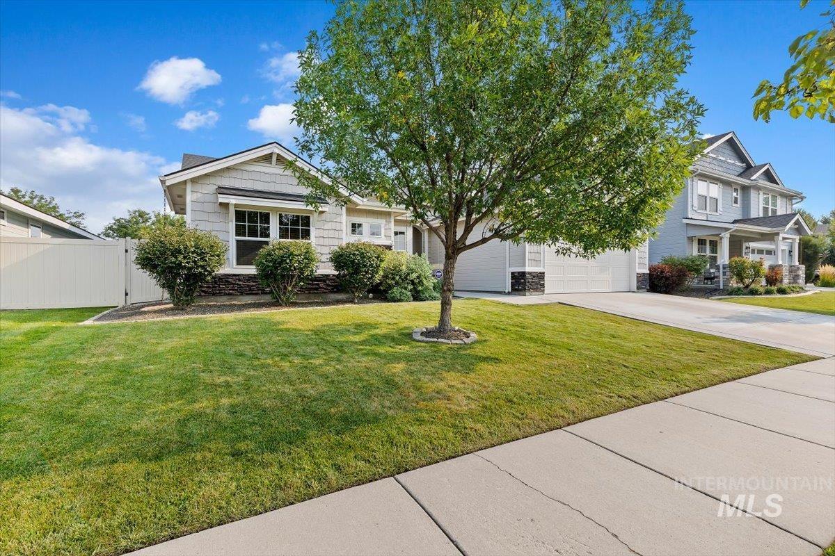 1496 E Strauss, Meridian, Idaho 83646, 4 Bedrooms, 2 Bathrooms, Residential For Sale, Price $589,900,MLS 98997305