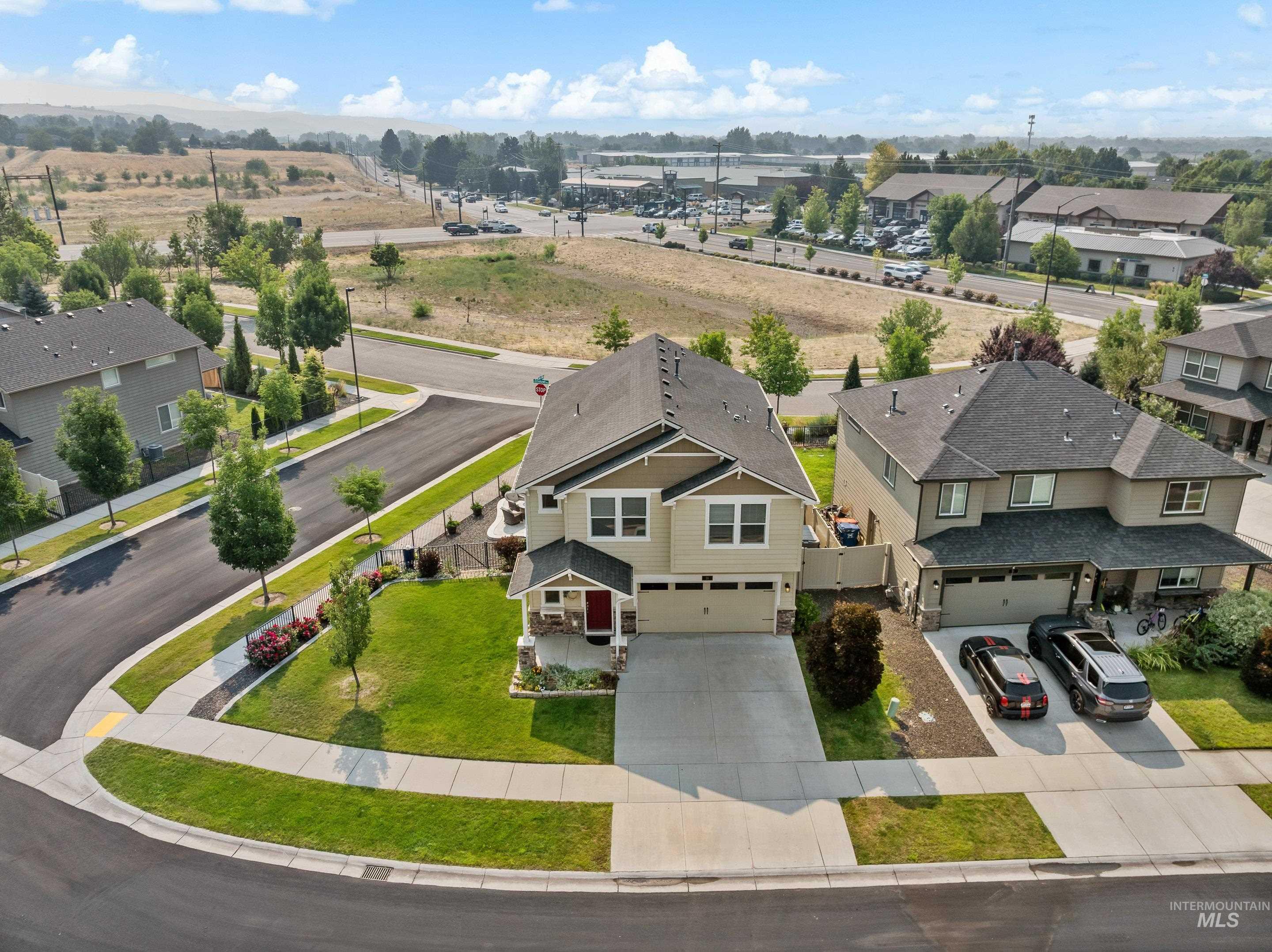 16 N Caracaras Way, Eagle, Idaho 83616, 3 Bedrooms, 2.5 Bathrooms, Residential For Sale, Price $600,000,MLS 98997309