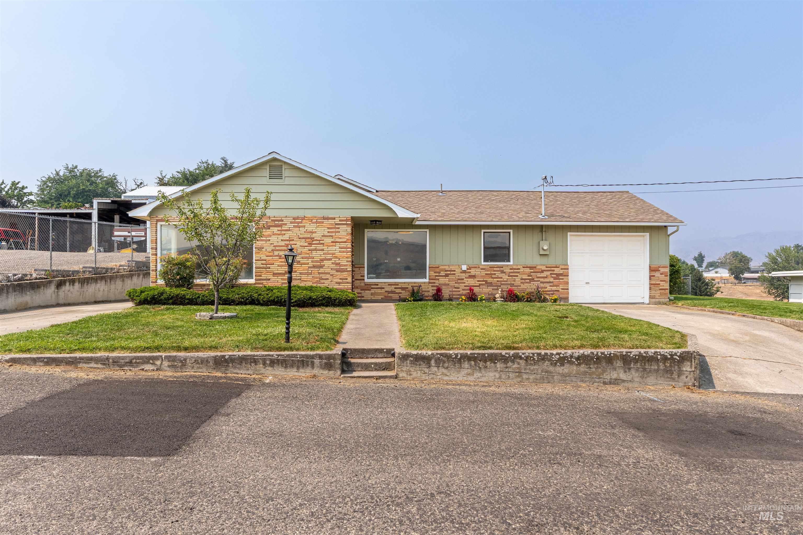 1880 Neal Drive, Clarkston, Washington 99403, 3 Bedrooms, 2 Bathrooms, Residential For Sale, Price $359,000,MLS 98997341
