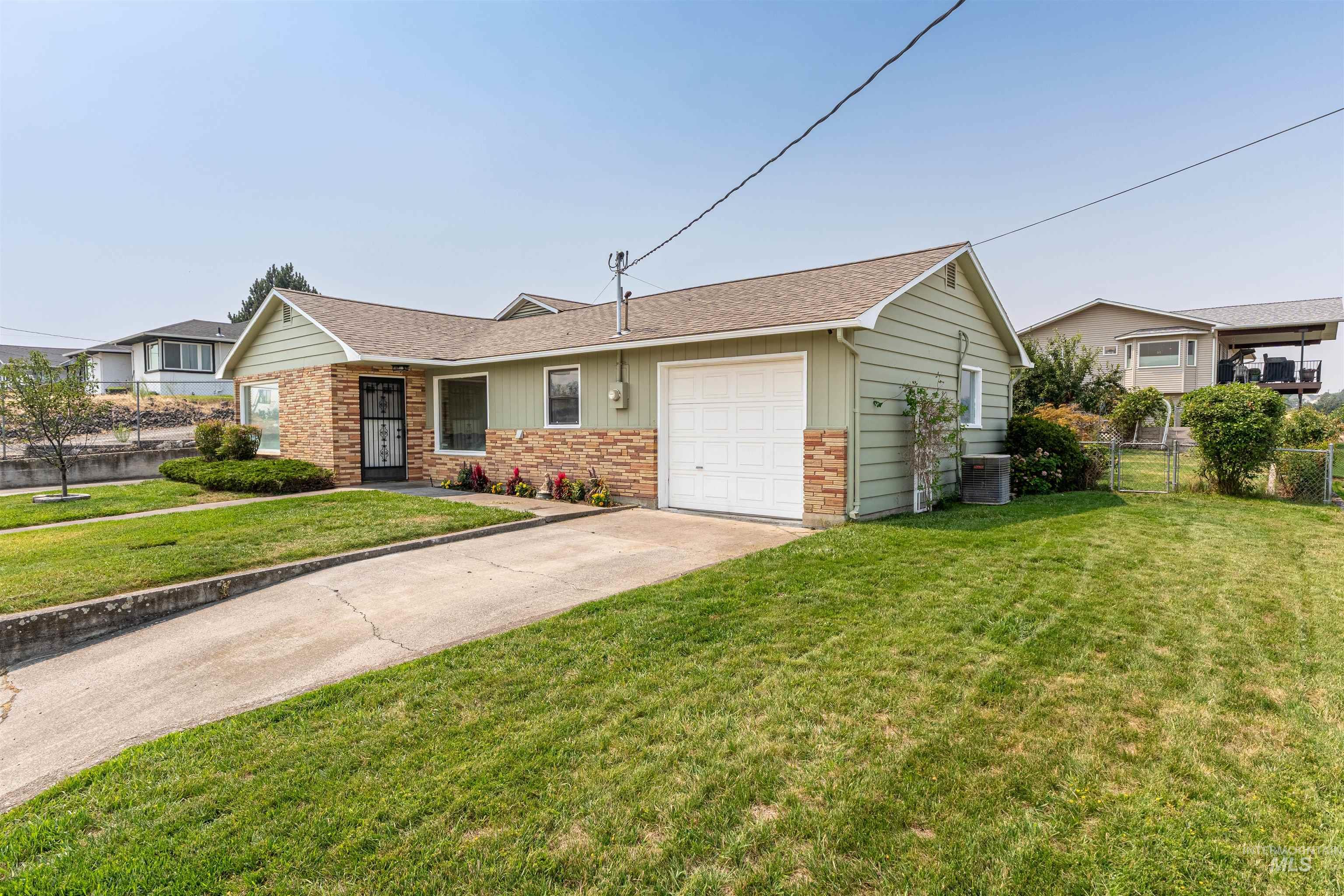 1880 Neal Drive, Clarkston, Washington 99403, 3 Bedrooms, 2 Bathrooms, Residential For Sale, Price $359,000,MLS 98997341