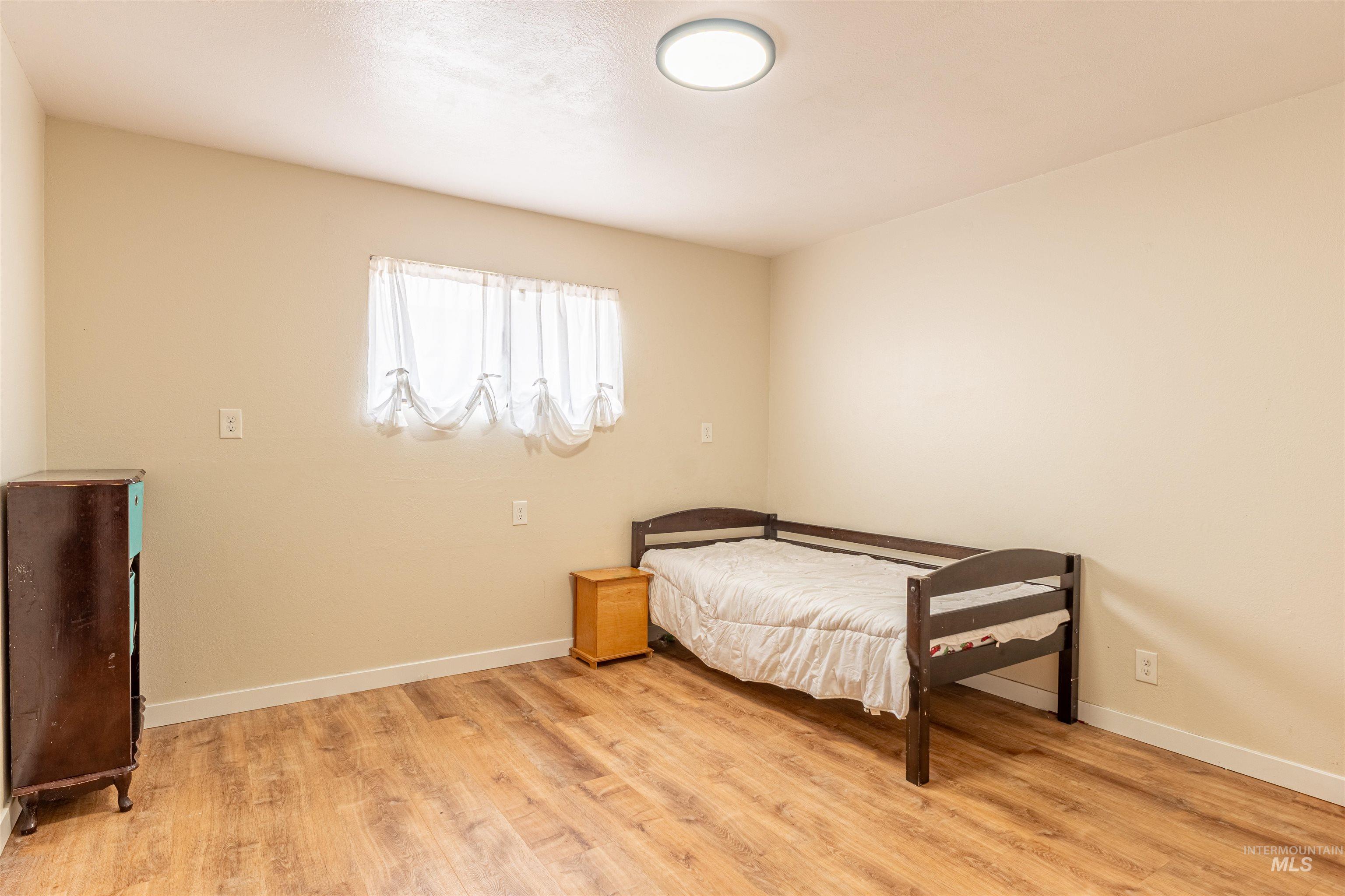 1880 Neal Drive, Clarkston, Washington 99403, 3 Bedrooms, 2 Bathrooms, Residential For Sale, Price $359,000,MLS 98997341