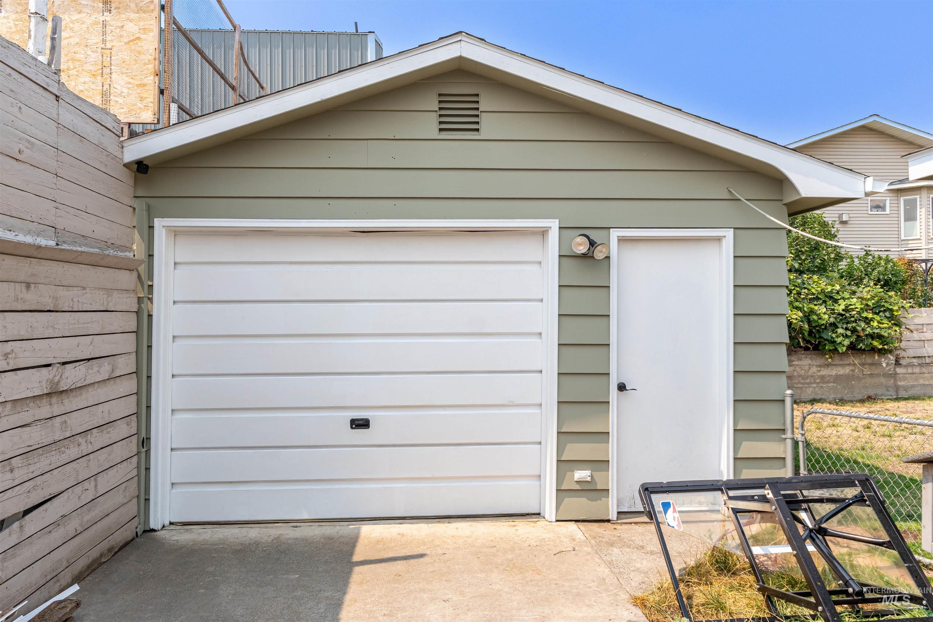 1880 Neal Drive, Clarkston, Washington 99403, 3 Bedrooms, 2 Bathrooms, Residential For Sale, Price $359,000,MLS 98997341