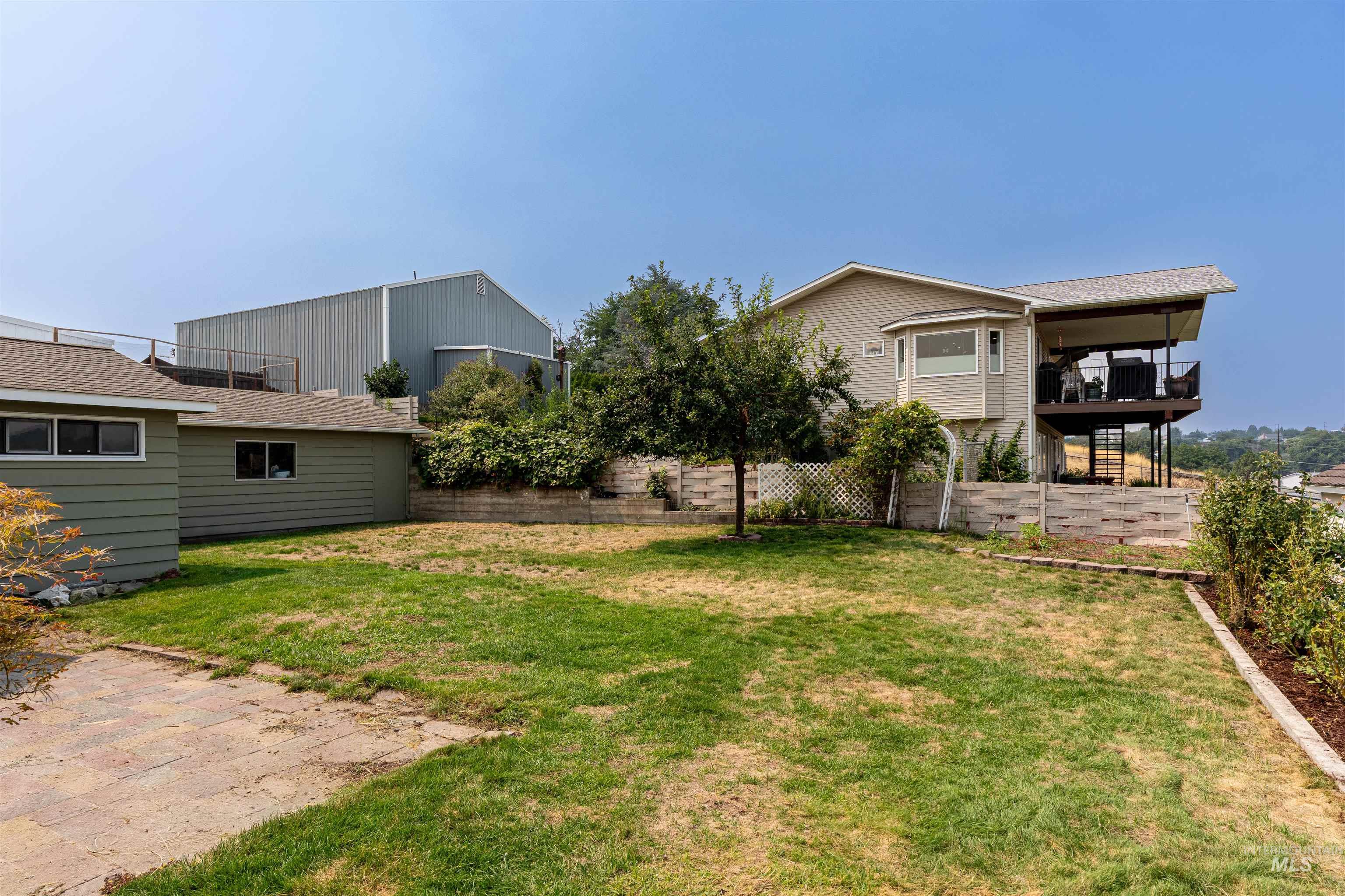 1880 Neal Drive, Clarkston, Washington 99403, 3 Bedrooms, 2 Bathrooms, Residential For Sale, Price $359,000,MLS 98997341