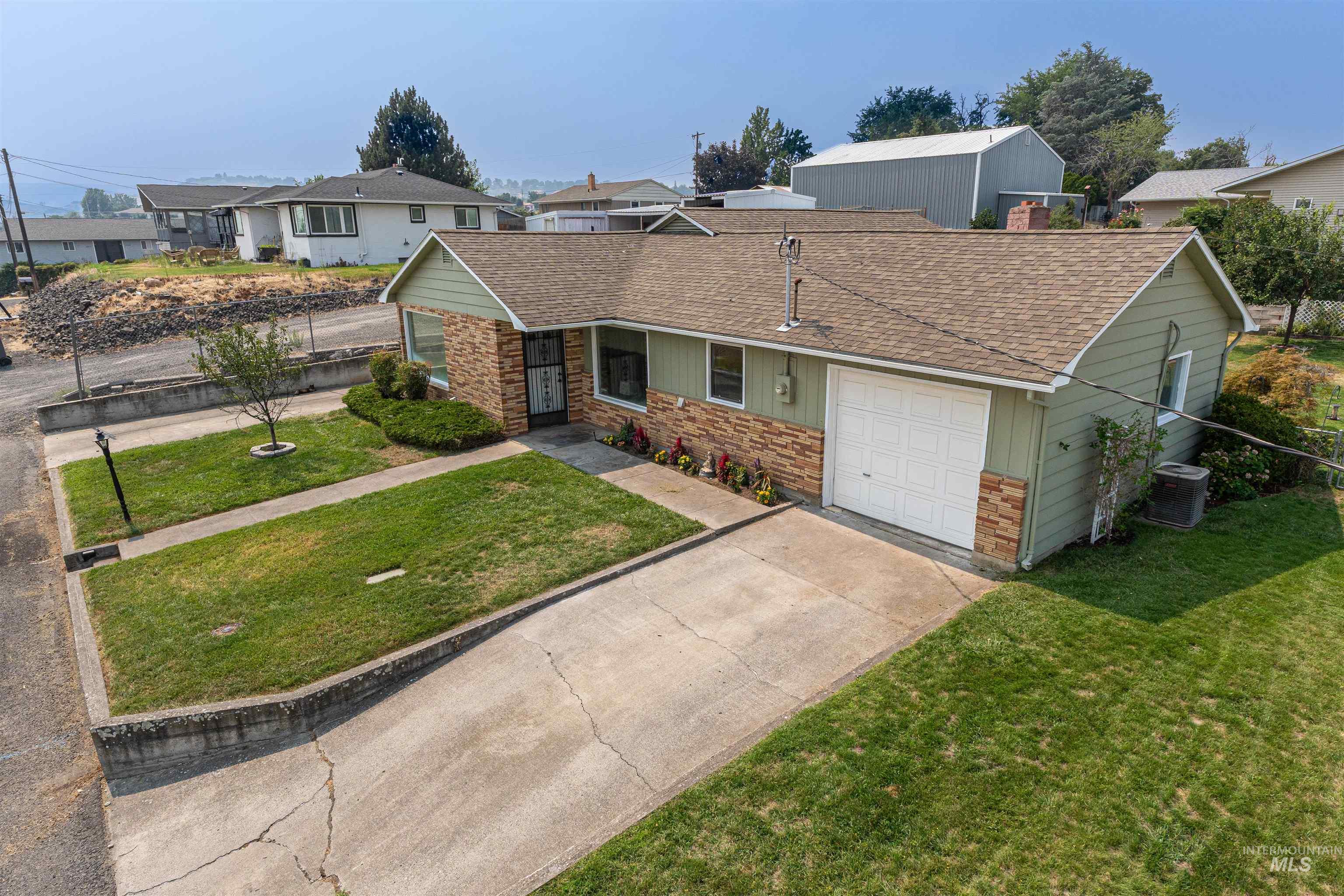 1880 Neal Drive, Clarkston, Washington 99403, 3 Bedrooms, 2 Bathrooms, Residential For Sale, Price $359,000,MLS 98997341