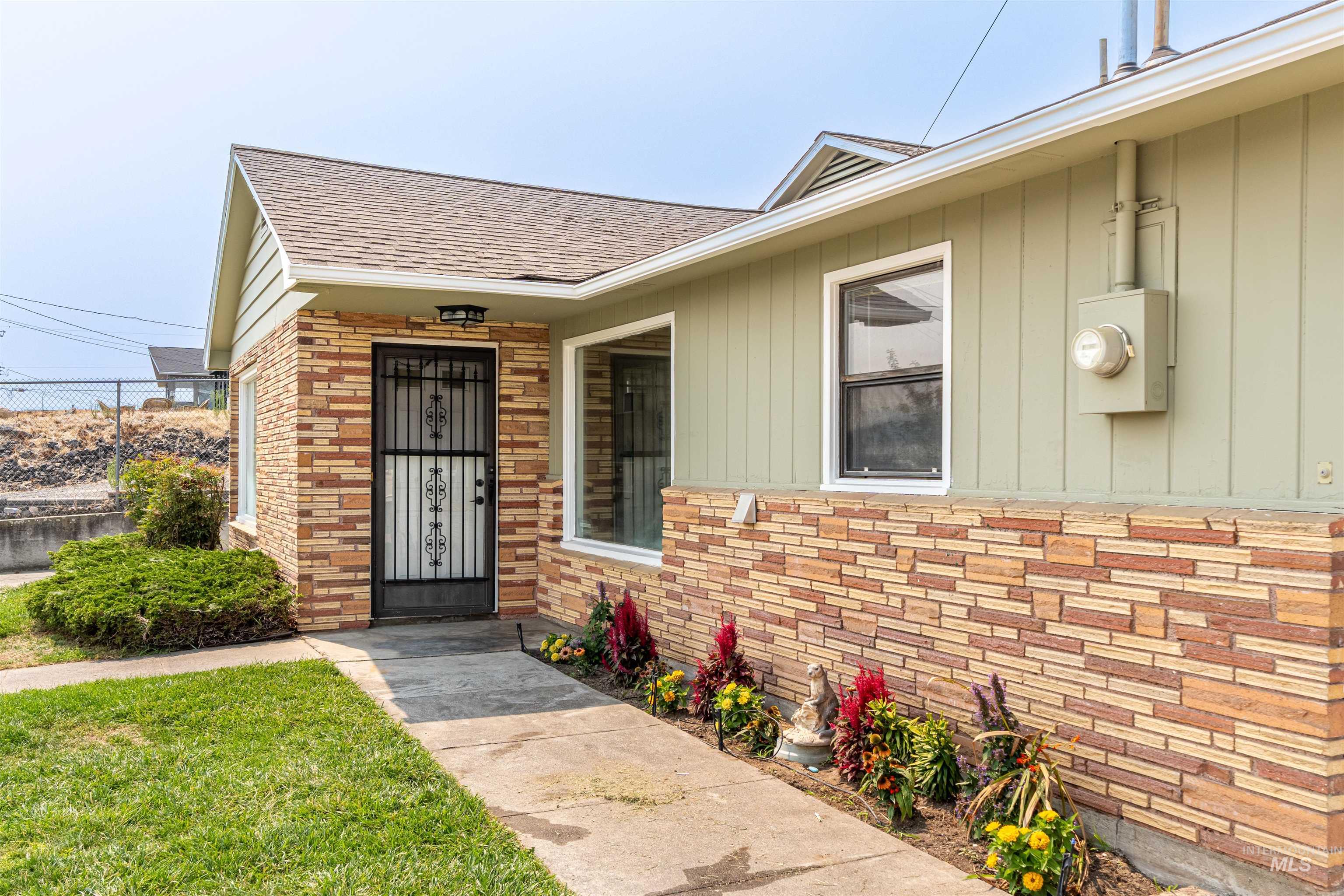 1880 Neal Drive, Clarkston, Washington 99403, 3 Bedrooms, 2 Bathrooms, Residential For Sale, Price $359,000,MLS 98997341