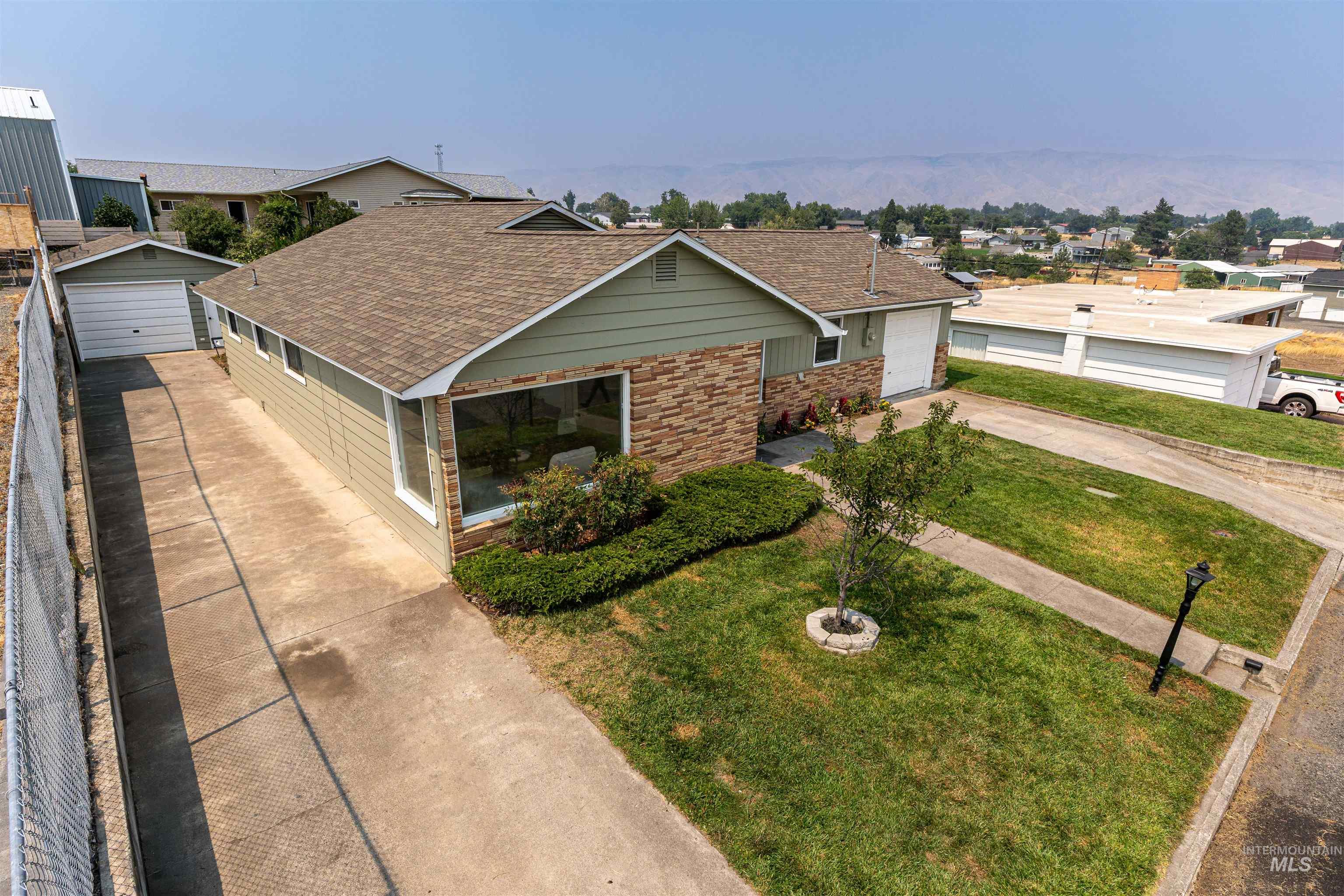 1880 Neal Drive, Clarkston, Washington 99403, 3 Bedrooms, 2 Bathrooms, Residential For Sale, Price $359,000,MLS 98997341