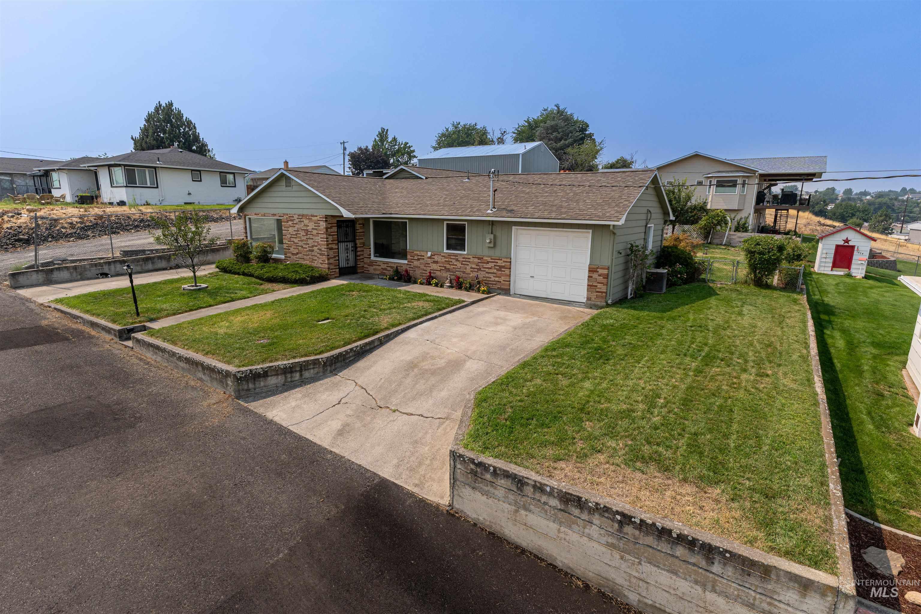 1880 Neal Drive, Clarkston, Washington 99403, 3 Bedrooms, 2 Bathrooms, Residential For Sale, Price $359,000,MLS 98997341