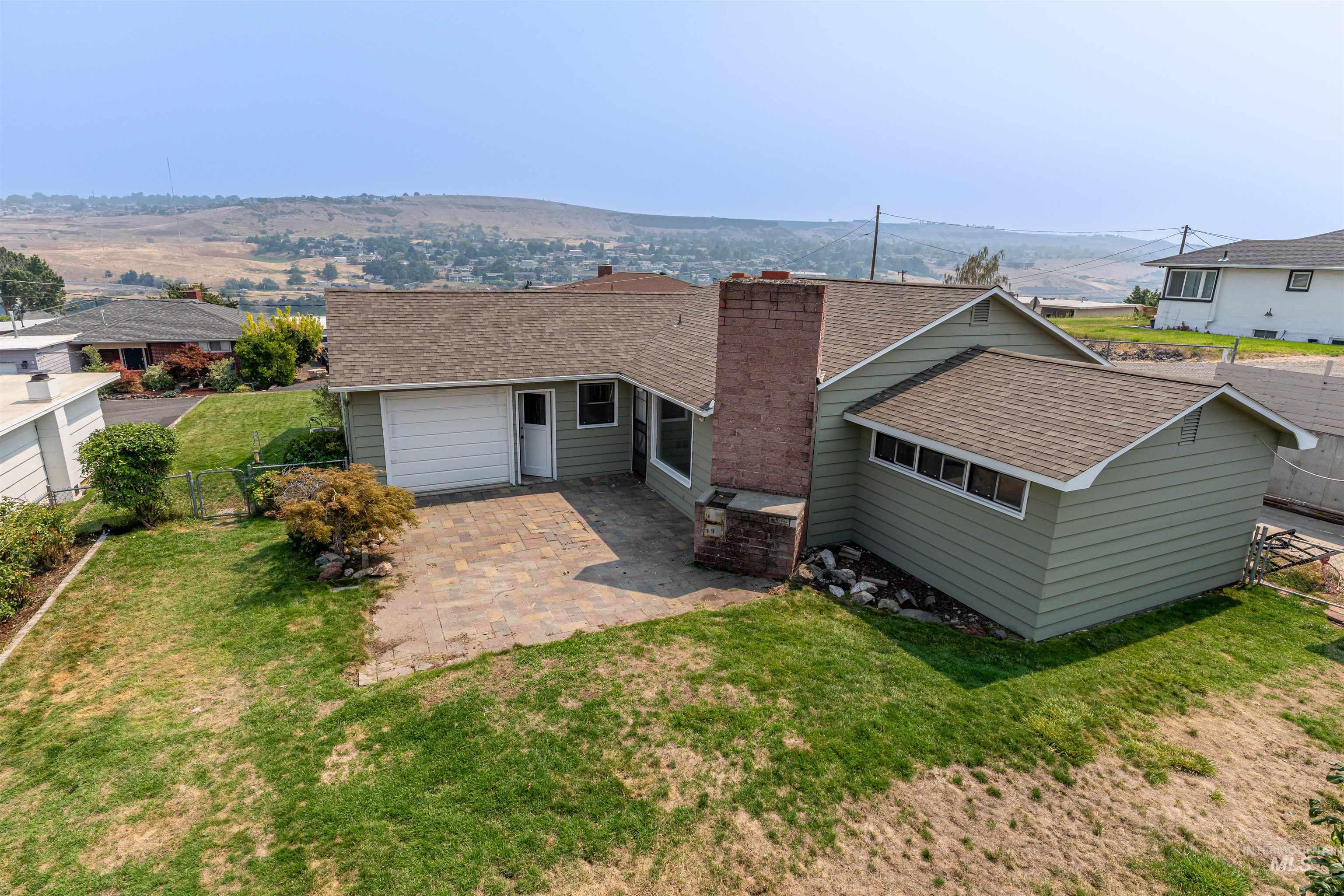1880 Neal Drive, Clarkston, Washington 99403, 3 Bedrooms, 2 Bathrooms, Residential For Sale, Price $359,000,MLS 98997341