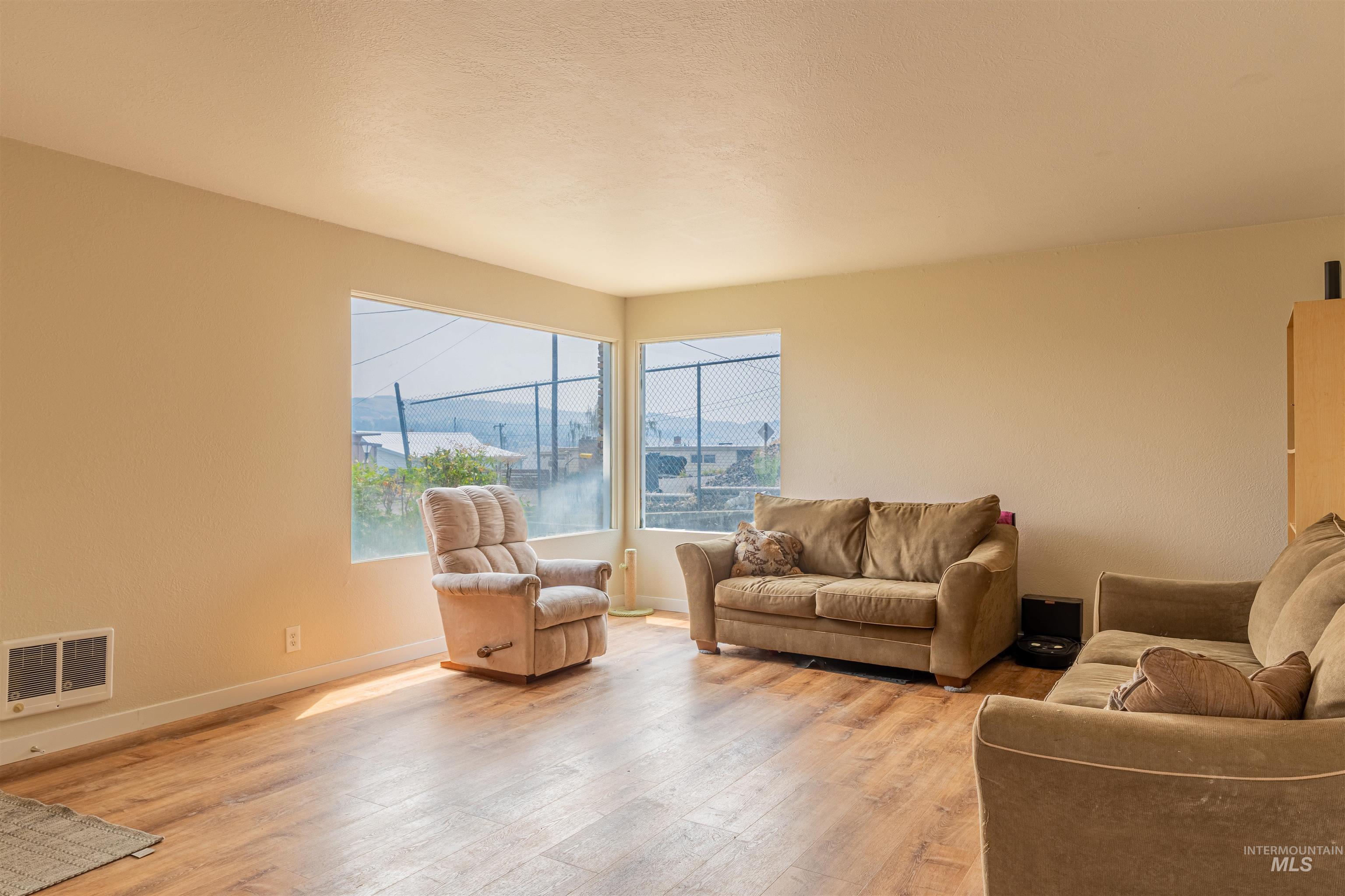 1880 Neal Drive, Clarkston, Washington 99403, 3 Bedrooms, 2 Bathrooms, Residential For Sale, Price $359,000,MLS 98997341