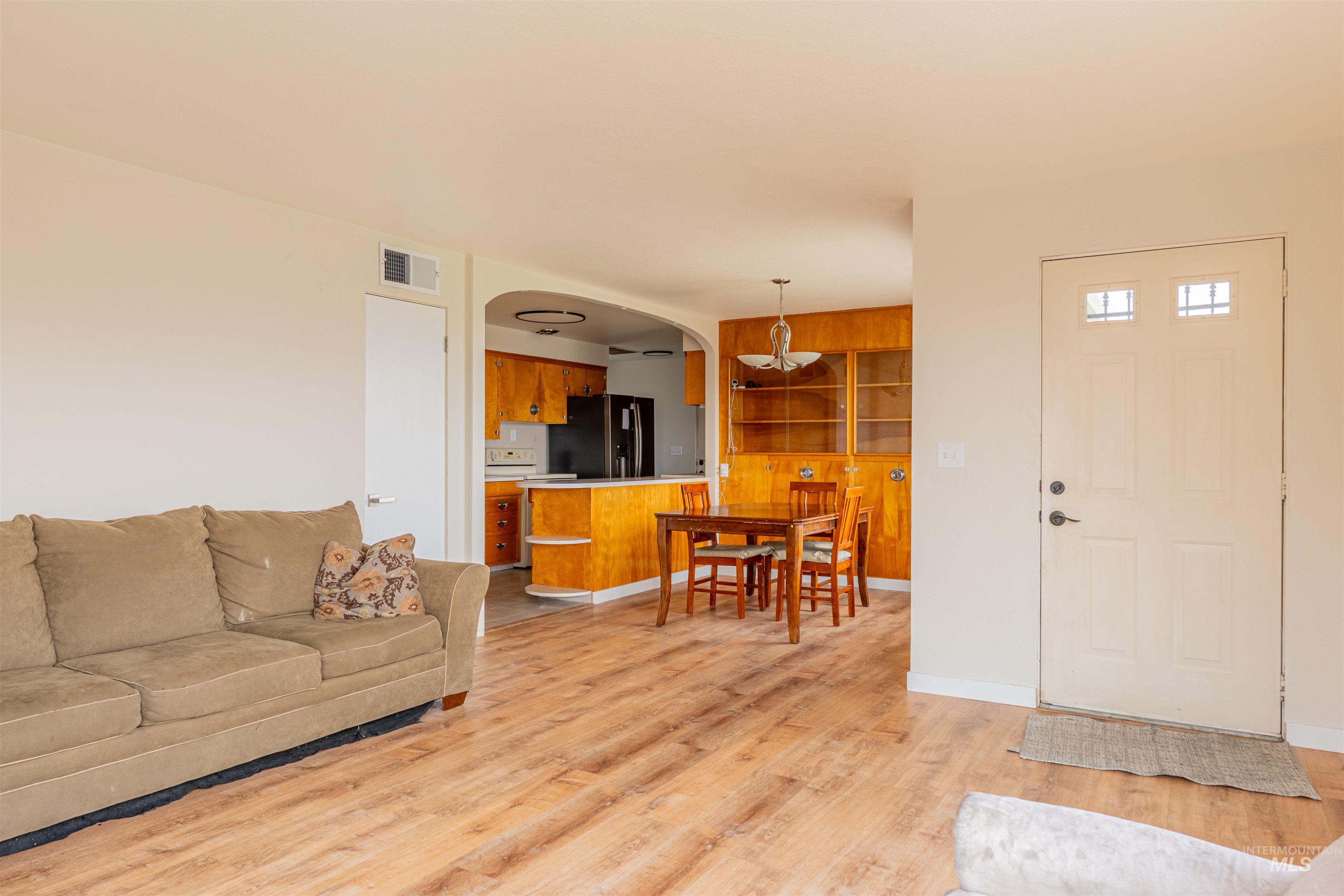 1880 Neal Drive, Clarkston, Washington 99403, 3 Bedrooms, 2 Bathrooms, Residential For Sale, Price $359,000,MLS 98997341